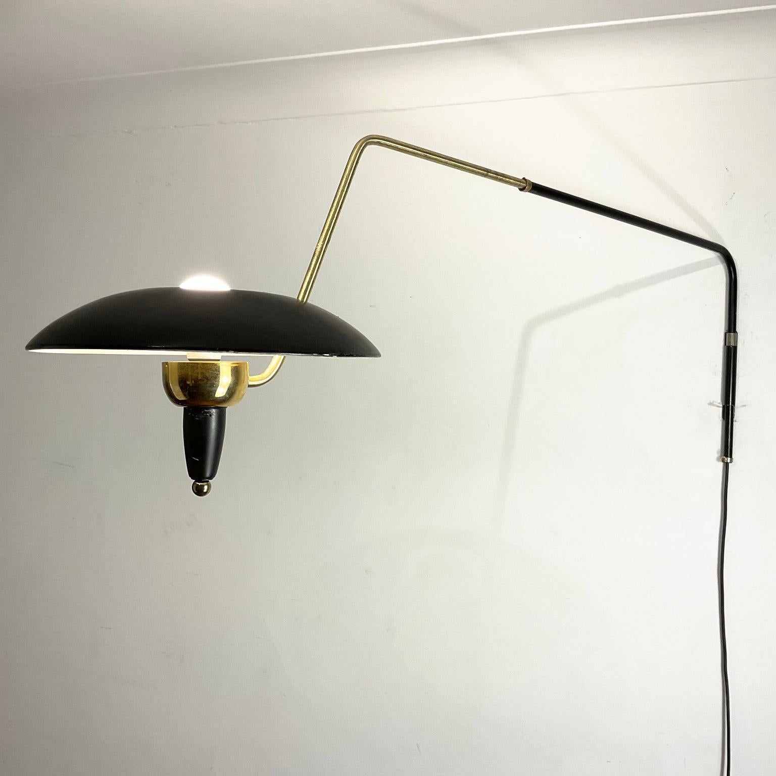 1950s Potence wall light with telescopic and pivoting arm in black enamel and brass attributed to Pierre Disderot.
Extensible from 96cm to 128cm