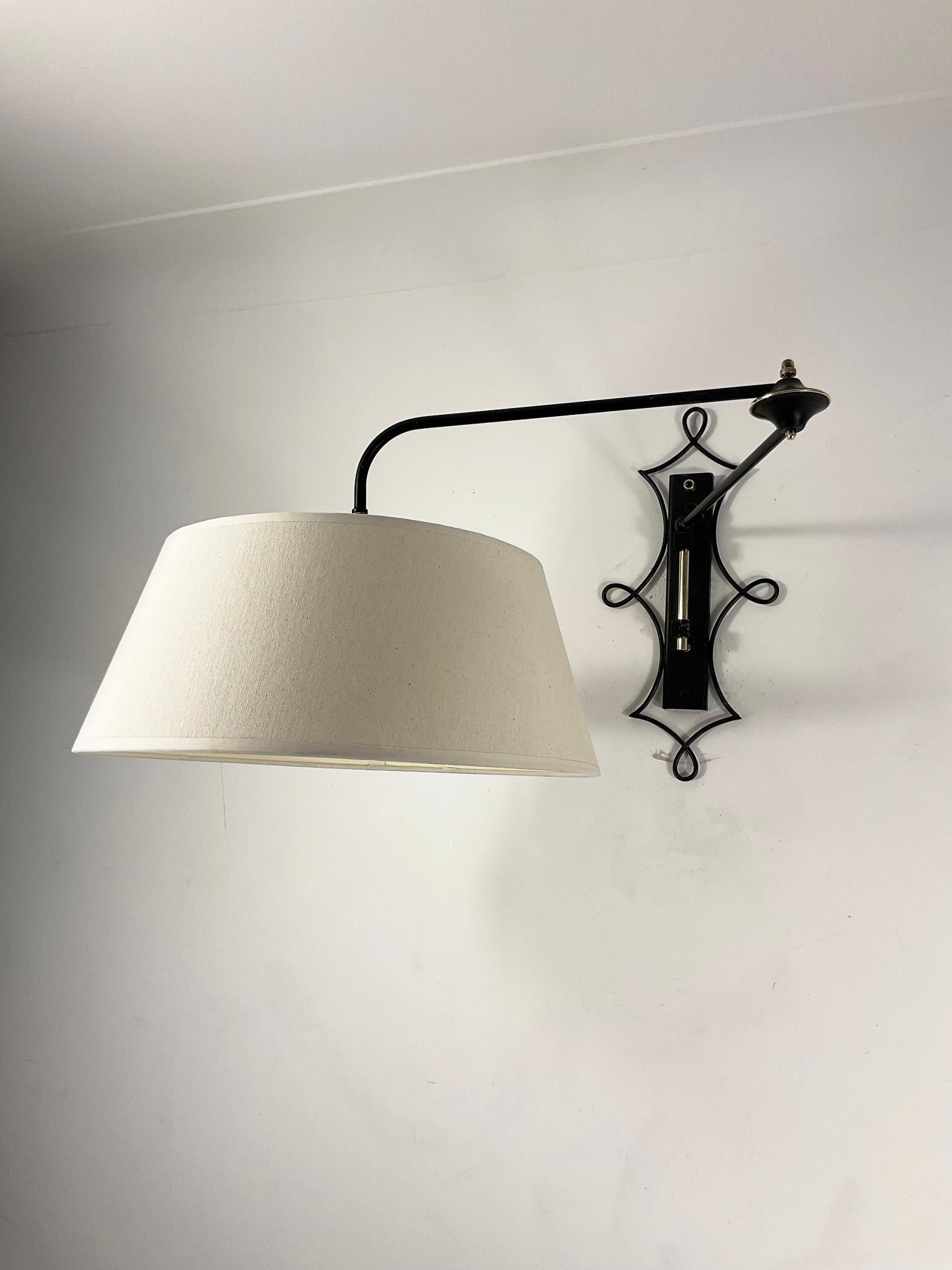 Lámpara de pared Maison Lunel Potence de los años 50 con brazo regulable Moderno de mediados de siglo en venta