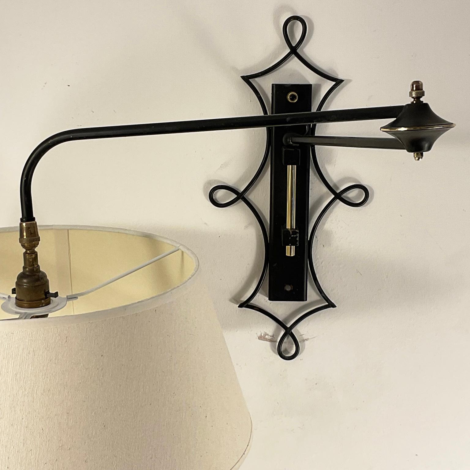 Lámpara de pared Maison Lunel Potence de los años 50 con brazo regulable mediados del siglo XX en venta