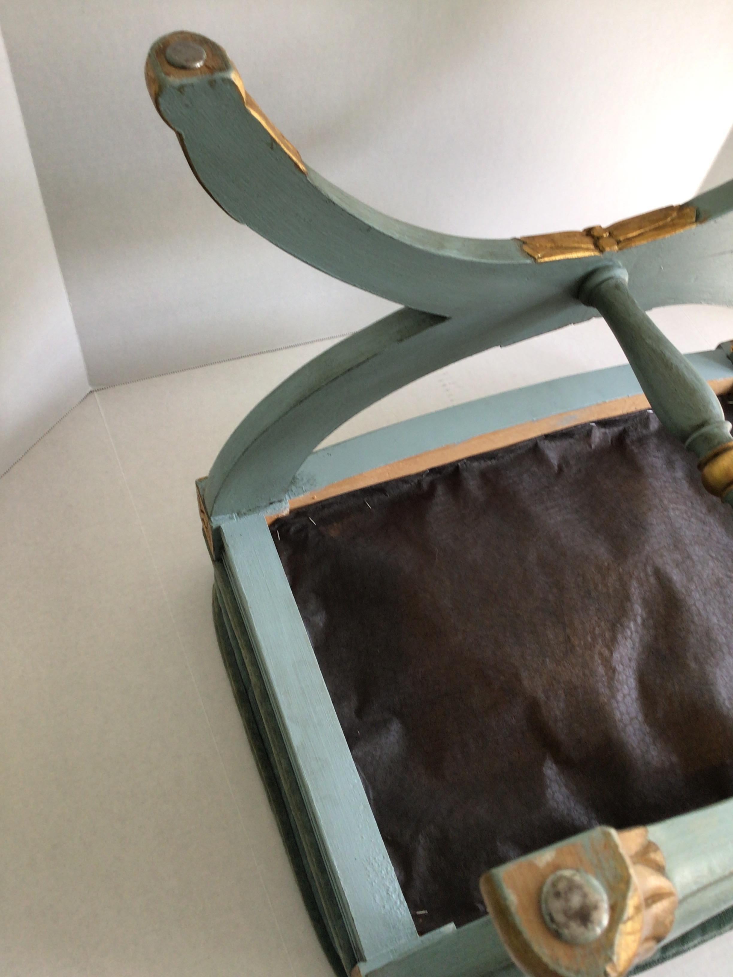 Banc Classic des années 1950 peint en bleu poudré avec des détails dorés en vente 4