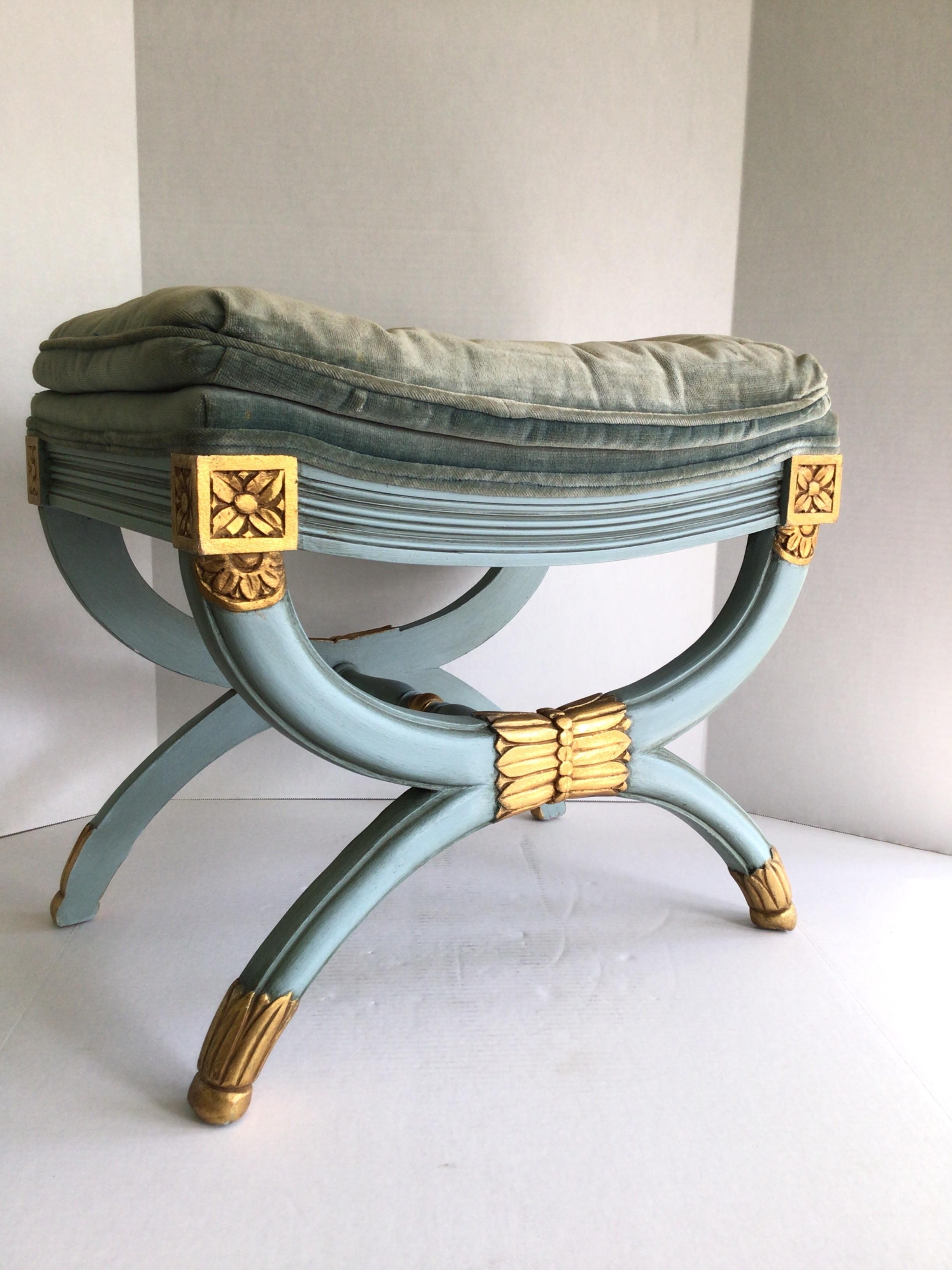 Banc Classic des années 1950 peint en bleu poudré avec des détails dorés
Peint en bleu avec des détails peints en noir et en or.
Cadre en forme de Curule ou de X
Le complément idéal à tout ensemble de meubles traditionnels. S'associerait également