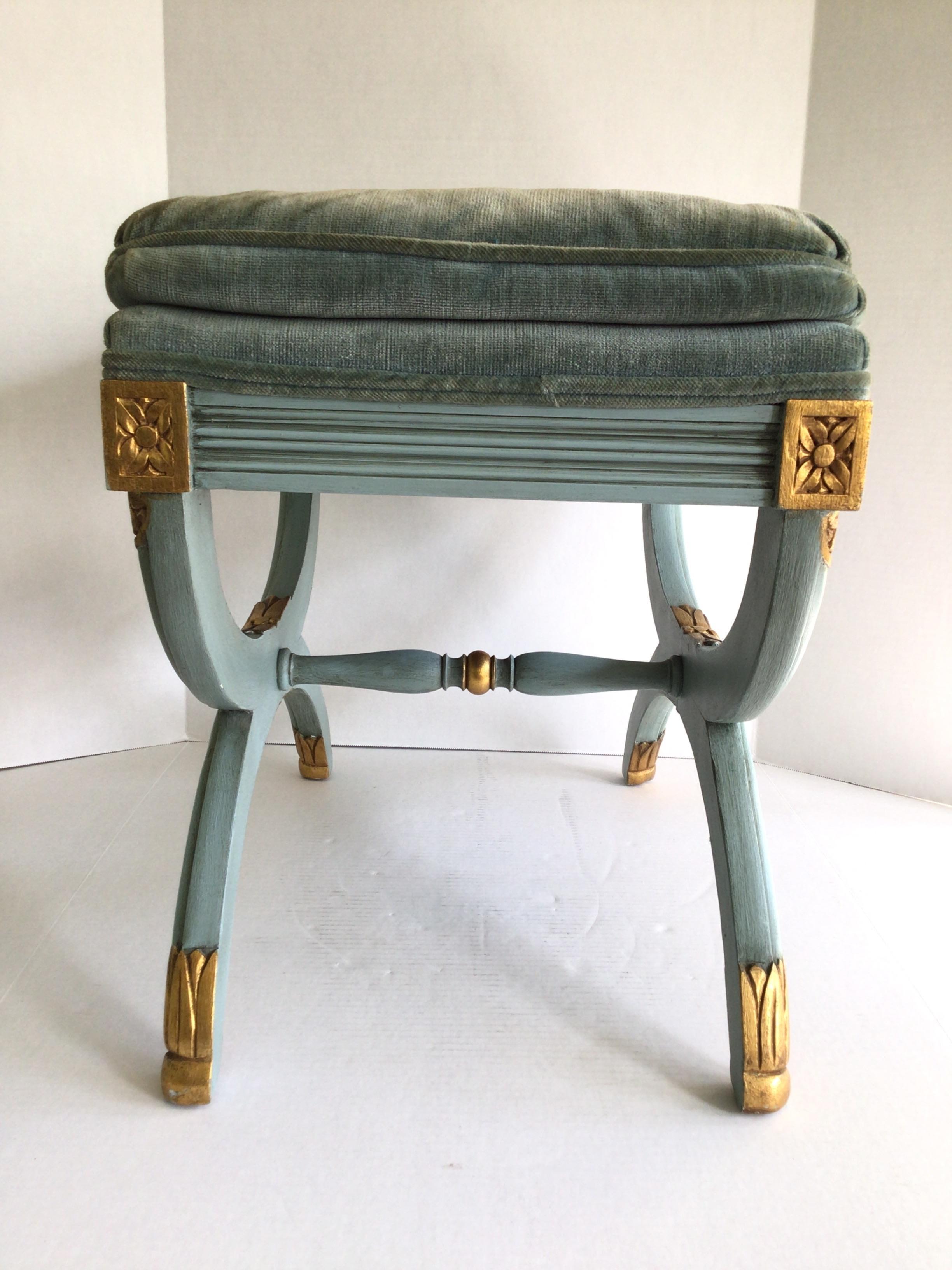 Doré Banc Classic des années 1950 peint en bleu poudré avec des détails dorés en vente