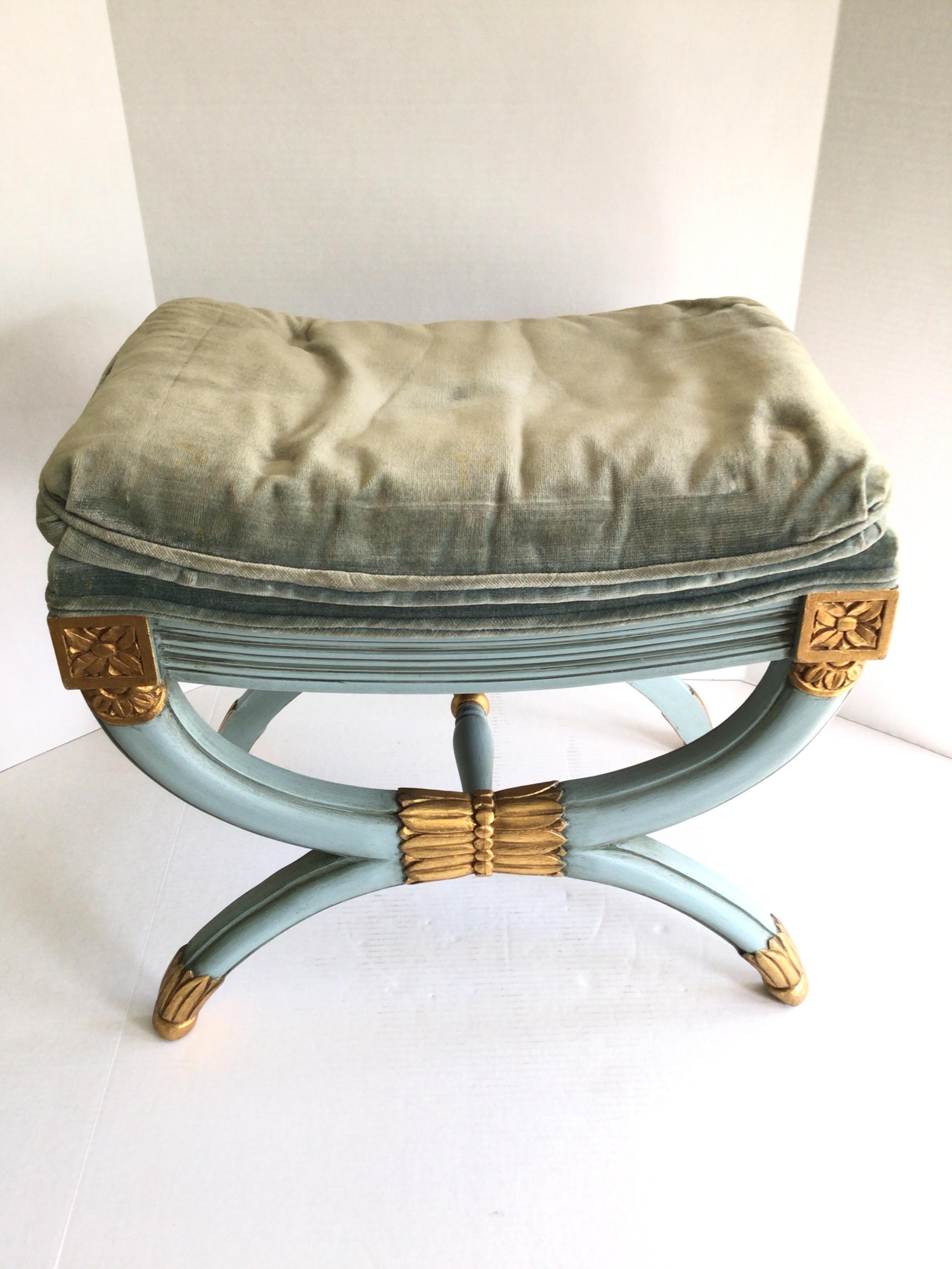 Banc Classic des années 1950 peint en bleu poudré avec des détails dorés Bon état - En vente à Tarrytown, NY