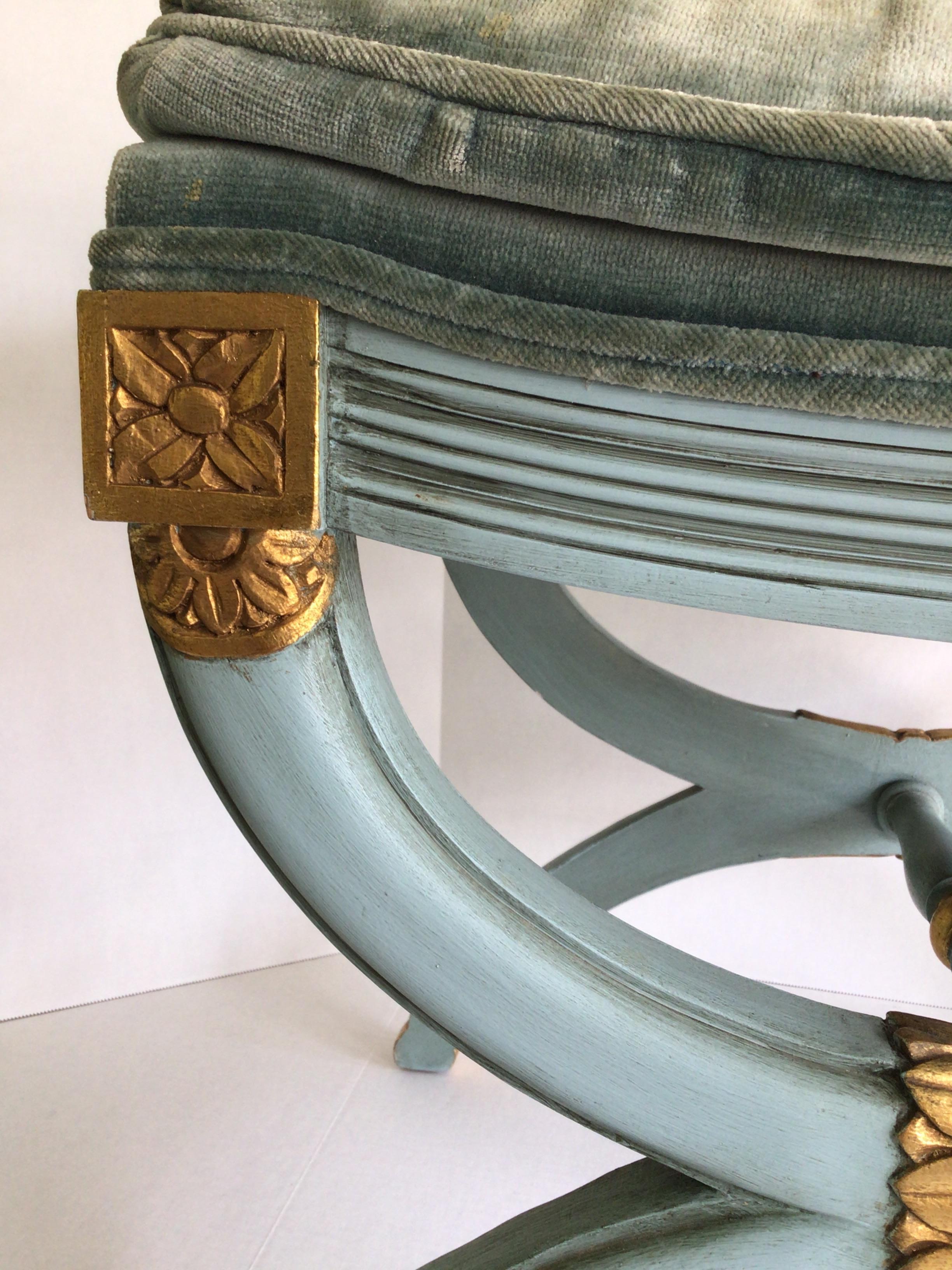 Milieu du XXe siècle Banc Classic des années 1950 peint en bleu poudré avec des détails dorés en vente