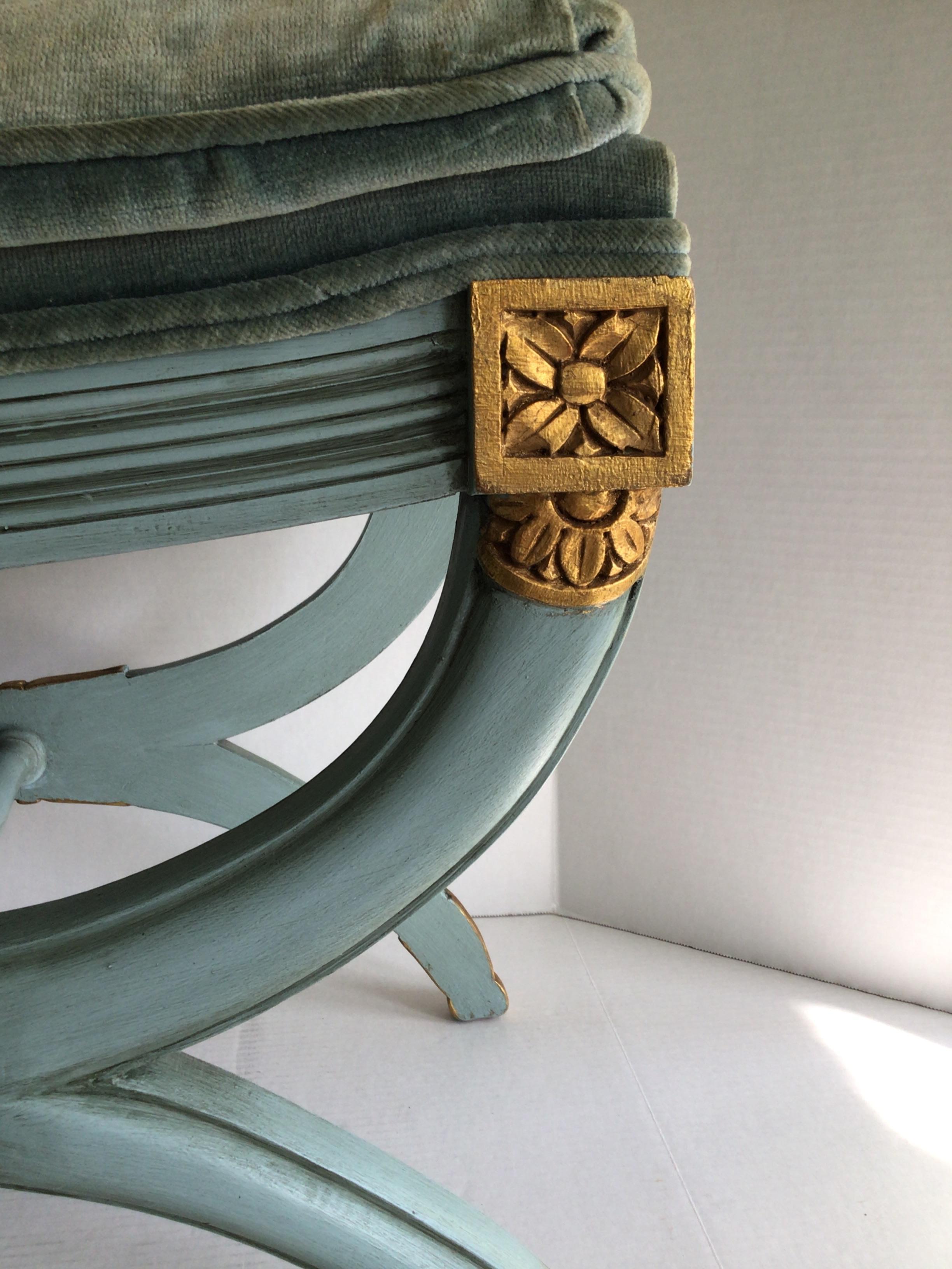 Bois Banc Classic des années 1950 peint en bleu poudré avec des détails dorés en vente