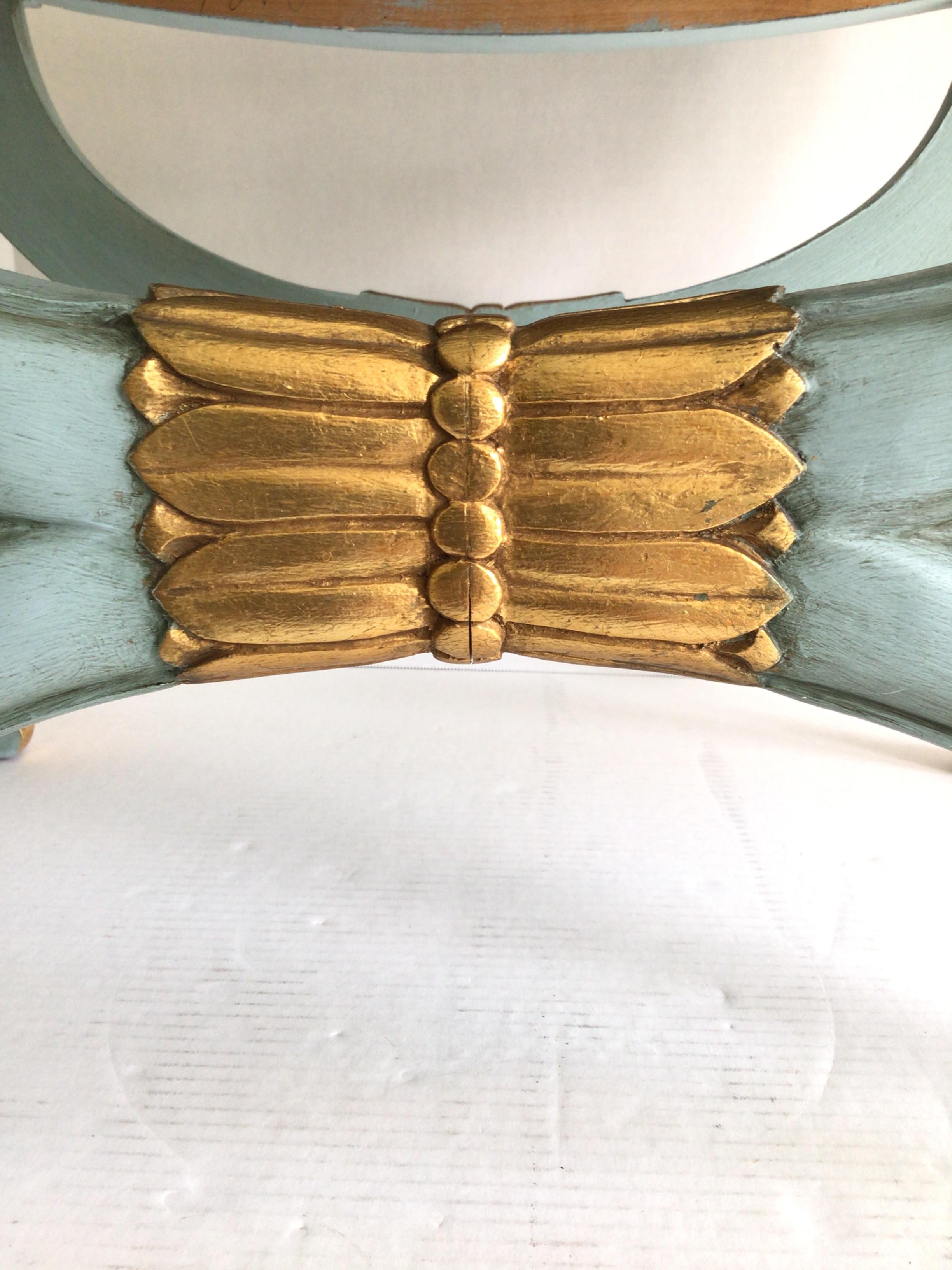 Banc Classic des années 1950 peint en bleu poudré avec des détails dorés en vente 1