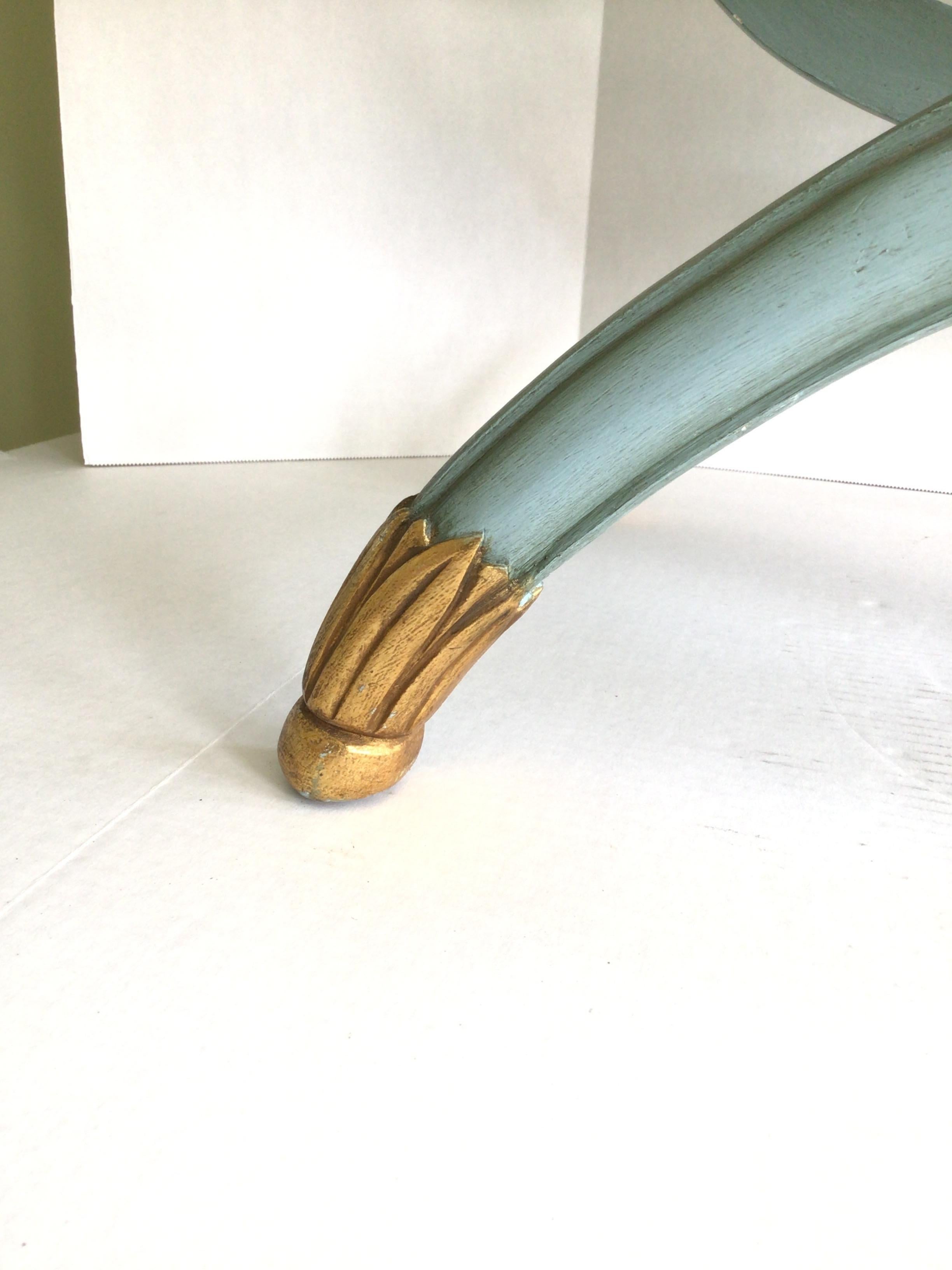 Banc Classic des années 1950 peint en bleu poudré avec des détails dorés en vente 2