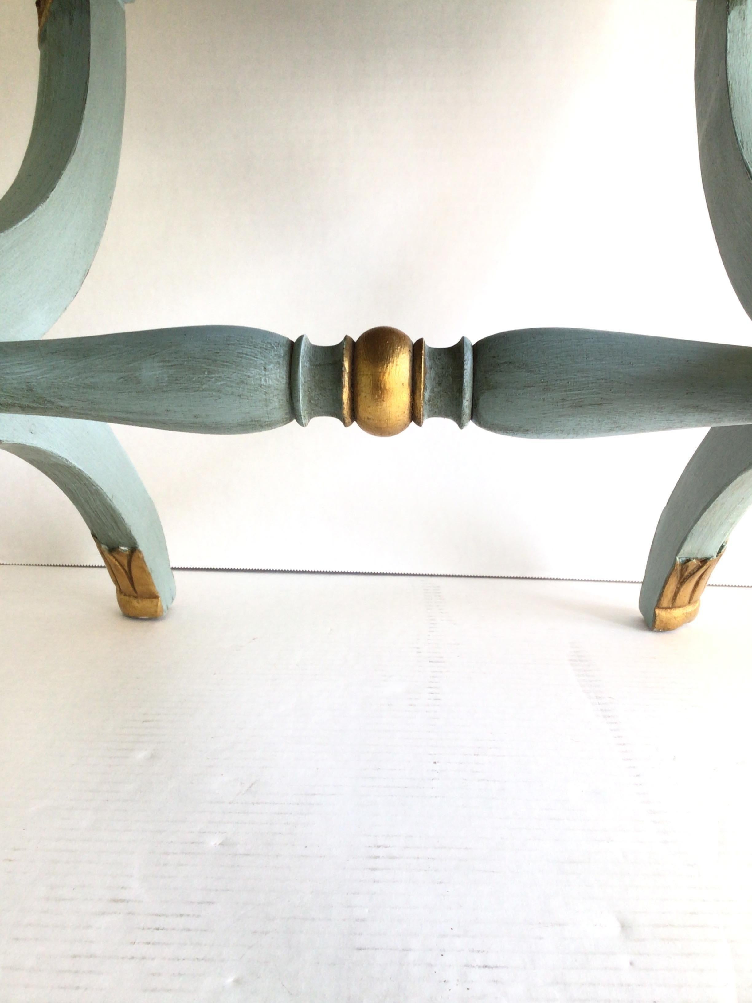 Banc Classic des années 1950 peint en bleu poudré avec des détails dorés en vente 3