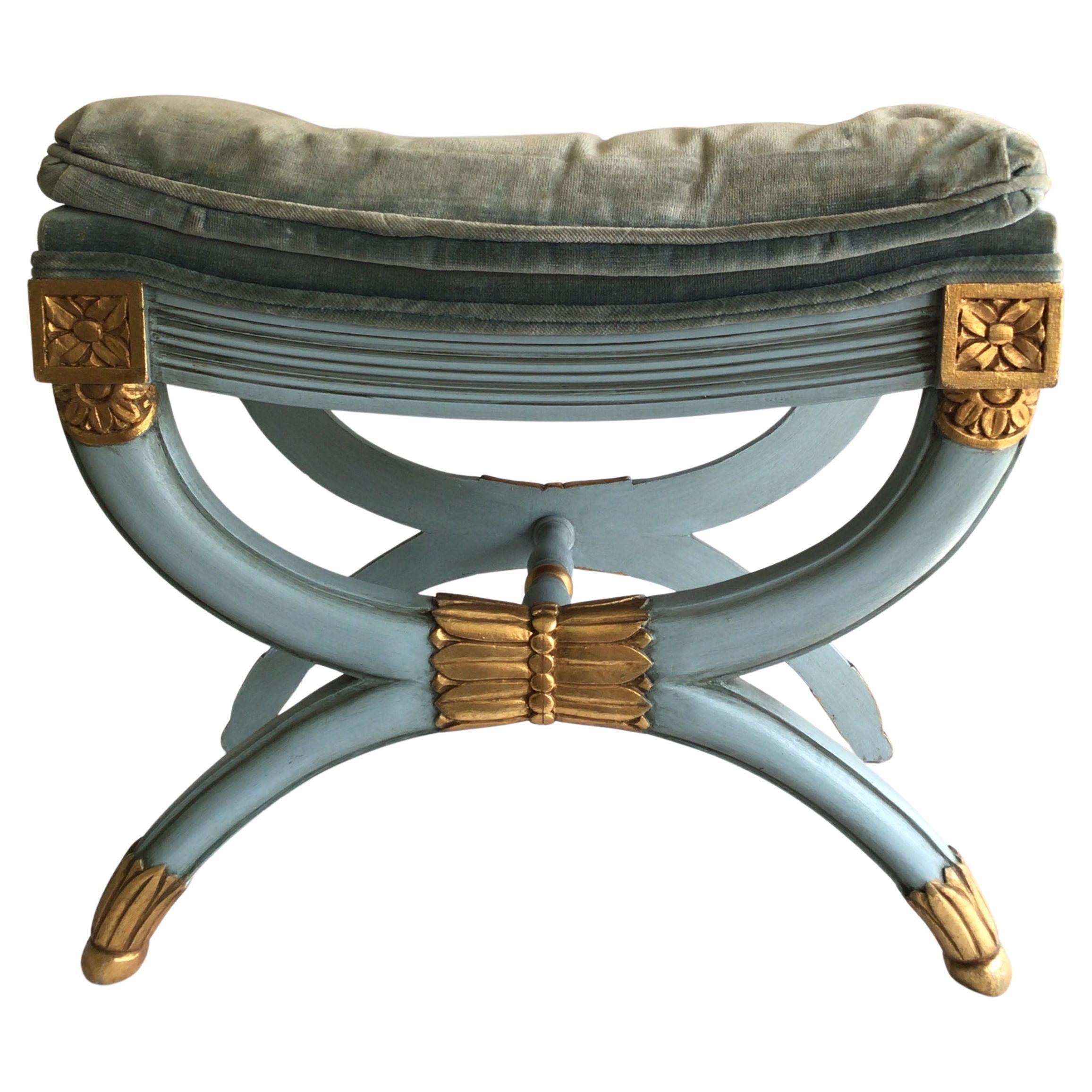 Banc Classic des années 1950 peint en bleu poudré avec des détails dorés en vente