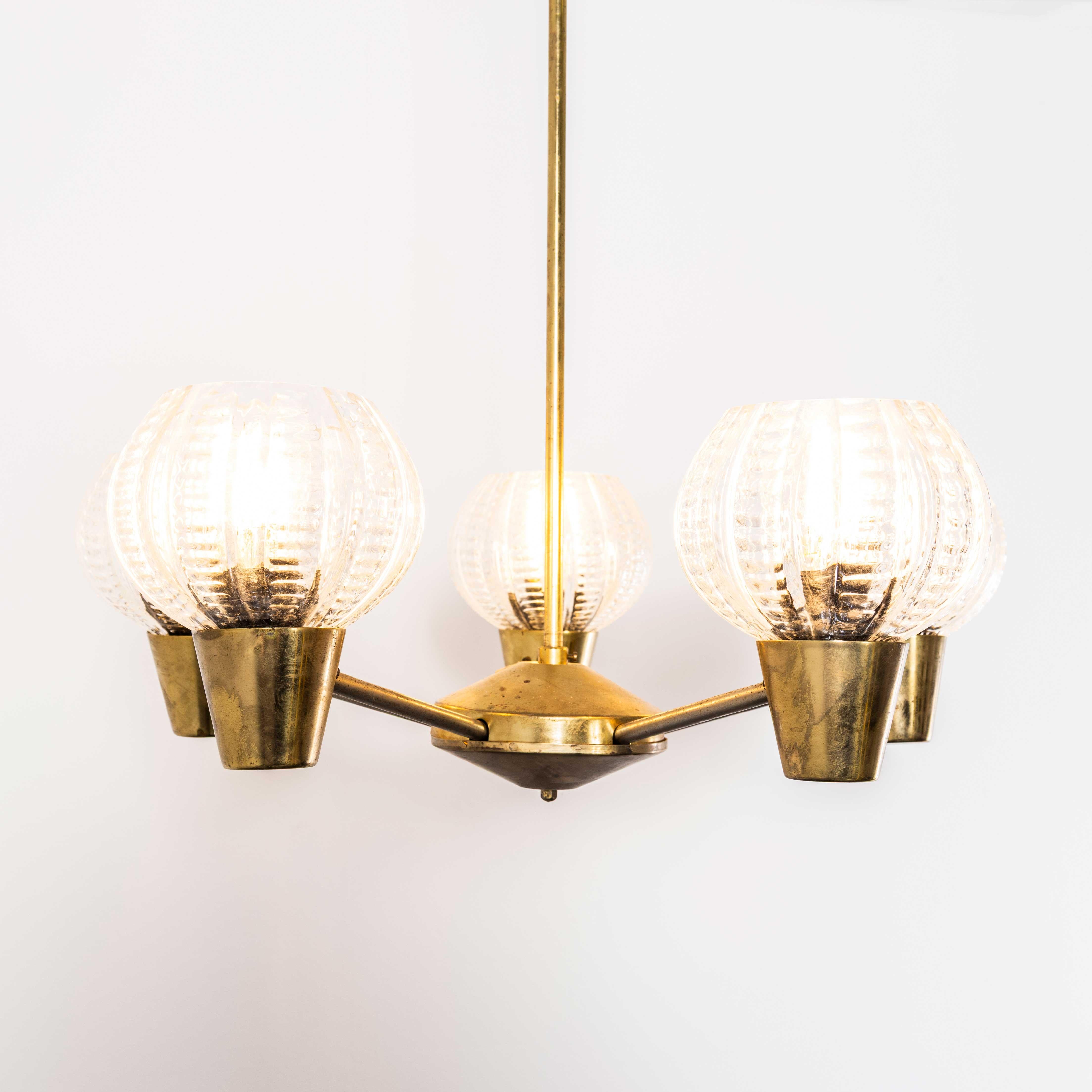 Lampadario a sospensione in cristallo prismatico a cinque bacche degli anni '50. 
Straordinaria lampada in vetro prismatico soffiato a bocca in cristallo dall'iconica vetreria Lustry Kamenicky Senon. La Repubblica Ceca vanta una ricca storia