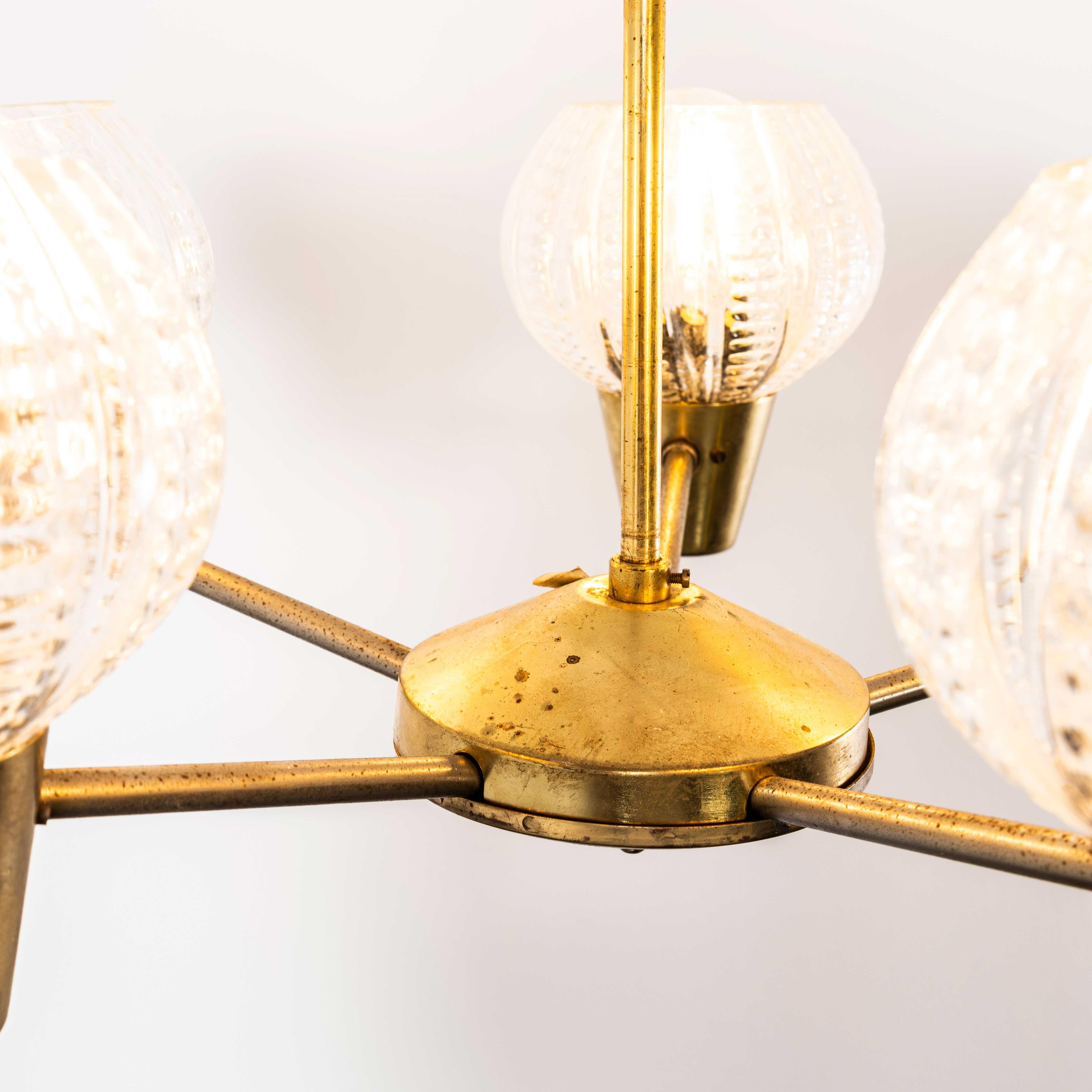 Lampadario a sospensione a cinque baccelli di cristallo prismatico degli anni '50 in vendita 2