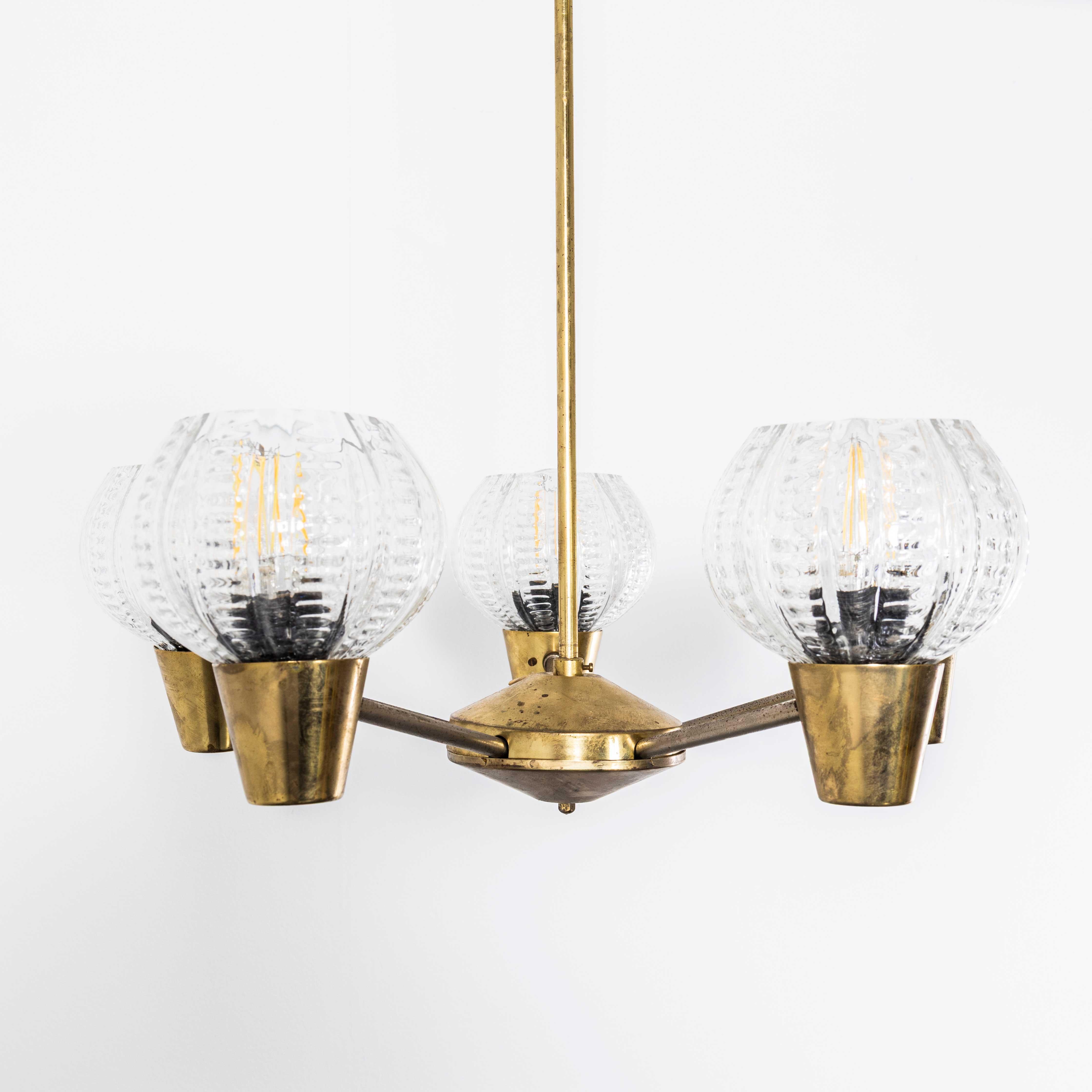 Lampadario a sospensione a cinque baccelli di cristallo prismatico degli anni '50 in vendita 3