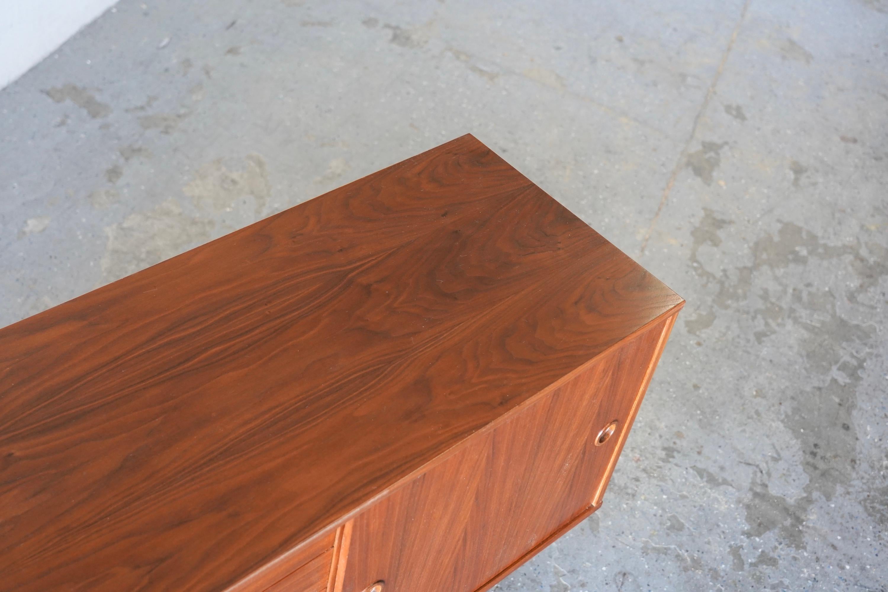 Professionell restaurierte Dux-Anrichte aus dänischem Teakholz, Mid-Century Modern, 1950er Jahre im Angebot 8