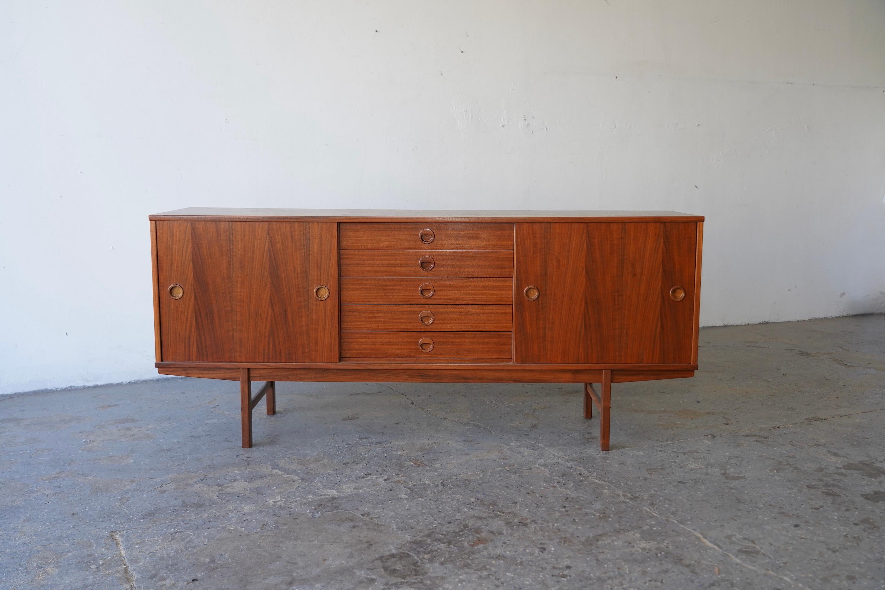 Dänisches modernes Teakholz-Sideboard 