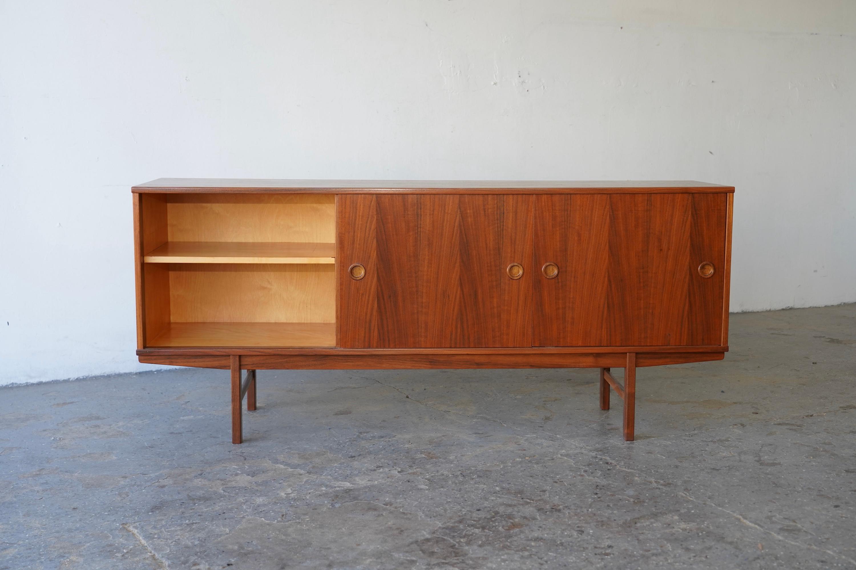 Professionell restaurierte Dux-Anrichte aus dänischem Teakholz, Mid-Century Modern, 1950er Jahre (Schwedisch) im Angebot