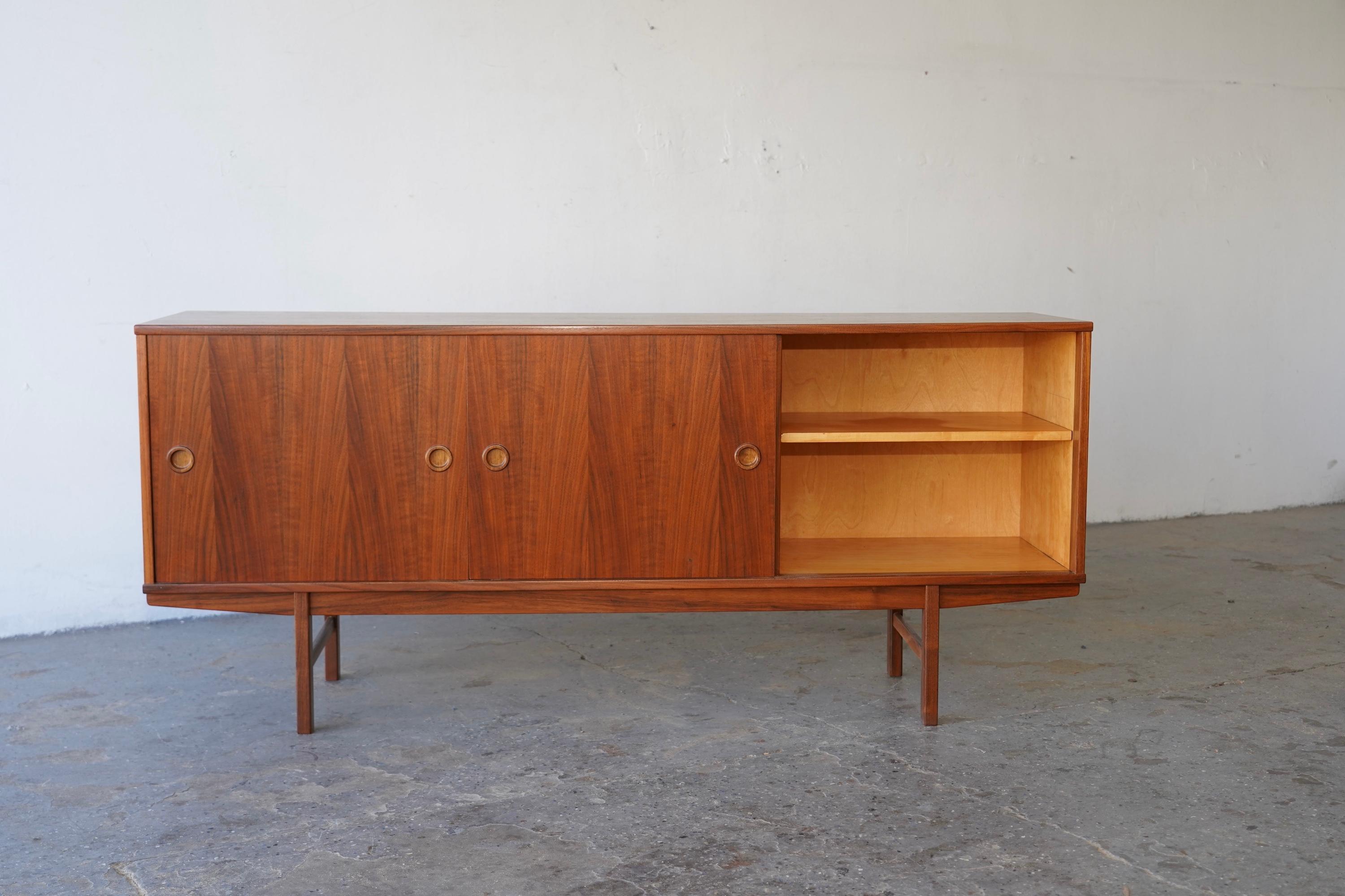 Professionell restaurierte Dux-Anrichte aus dänischem Teakholz, Mid-Century Modern, 1950er Jahre im Zustand „Gut“ im Angebot in Las Vegas, NV