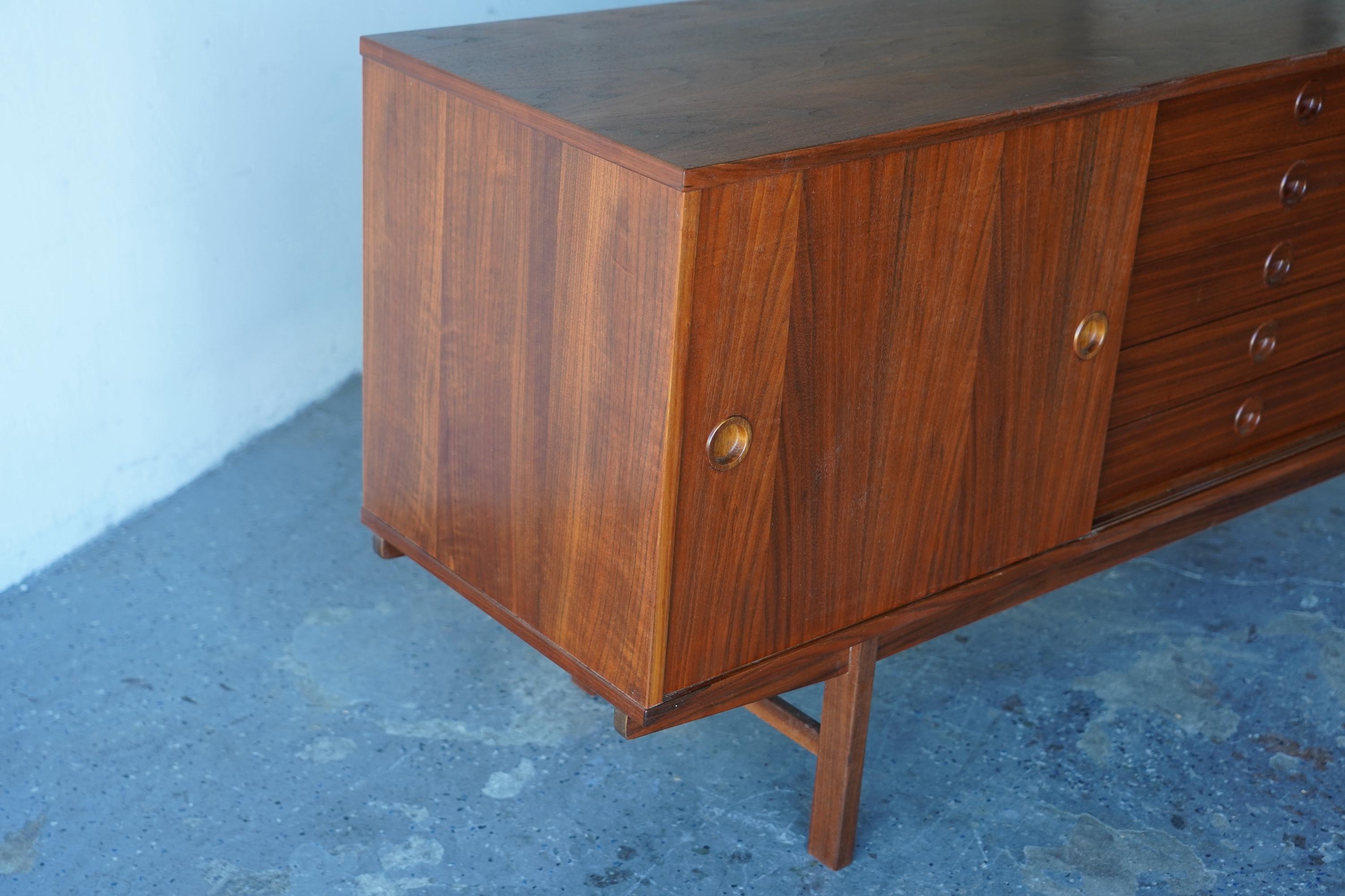 Professionell restaurierte Dux-Anrichte aus dänischem Teakholz, Mid-Century Modern, 1950er Jahre (Mitte des 20. Jahrhunderts) im Angebot