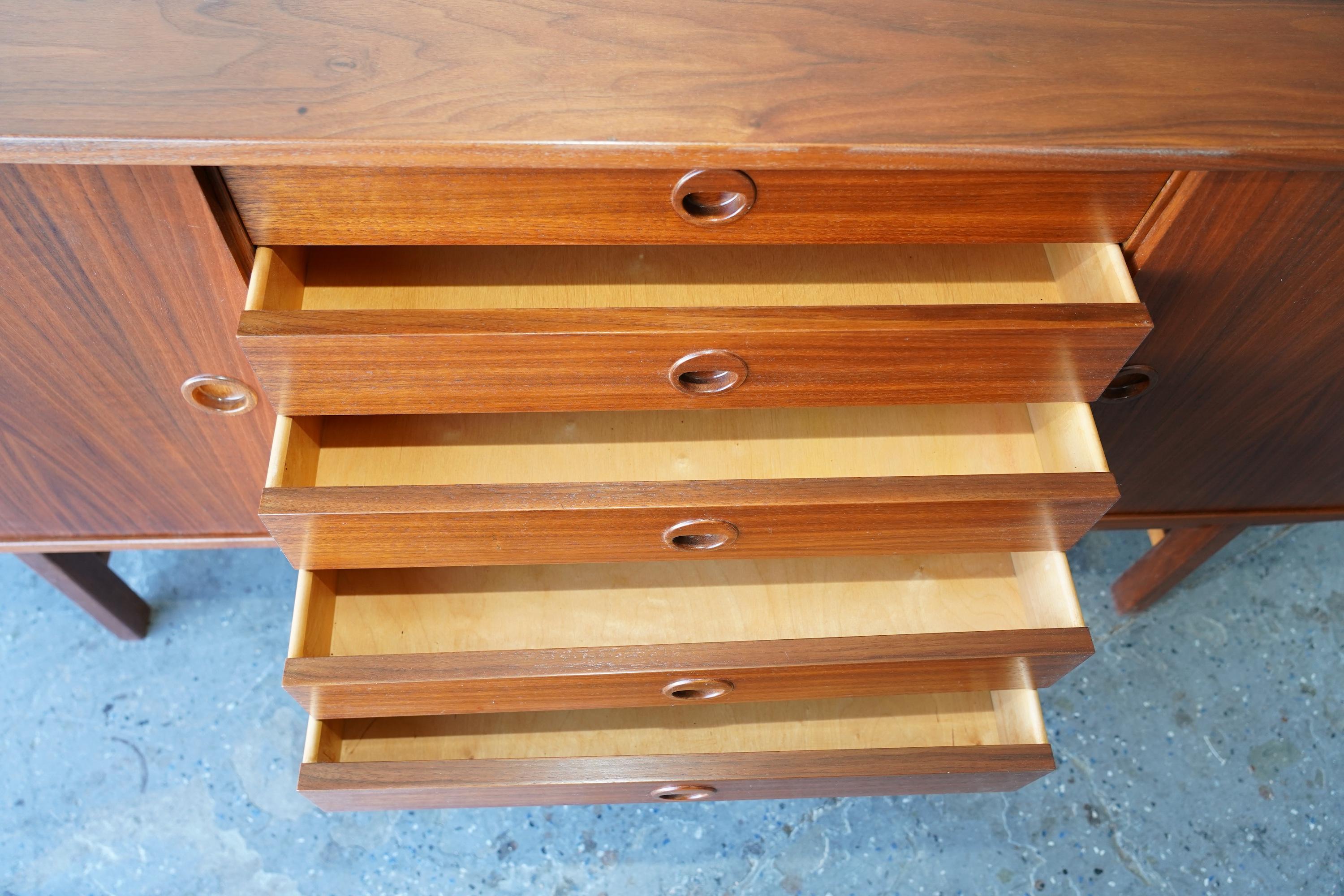 Professionell restaurierte Dux-Anrichte aus dänischem Teakholz, Mid-Century Modern, 1950er Jahre im Angebot 3