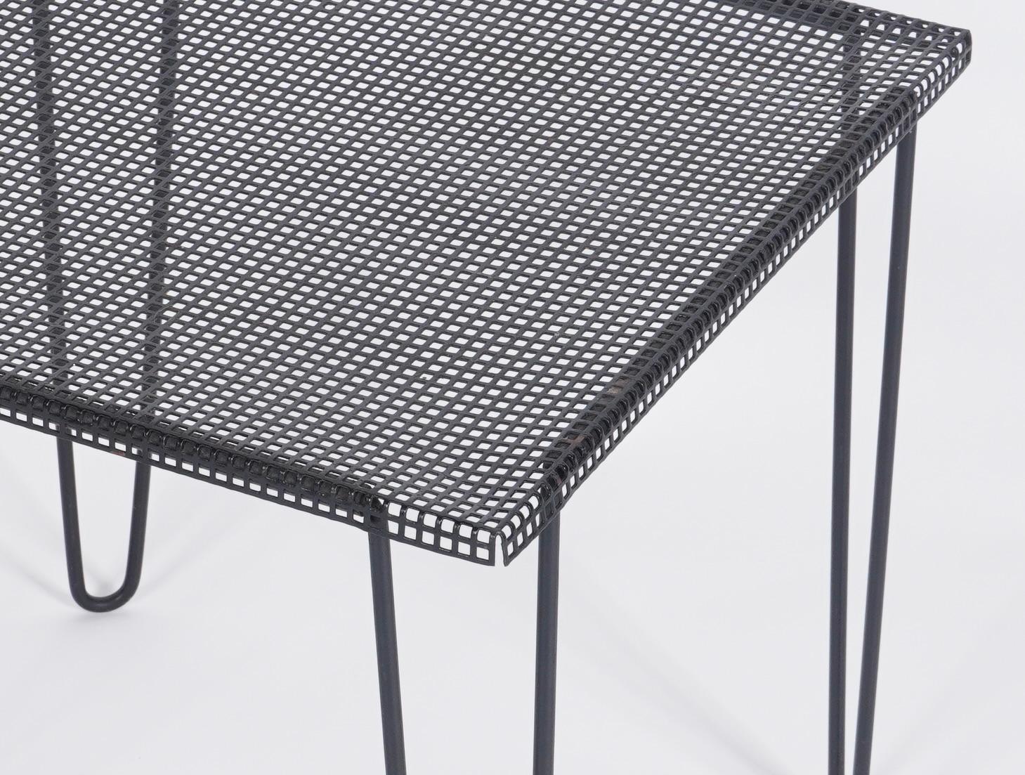 Mid-Century Modern Plateau en métal perforé des années 1950 avec pieds en épingle à cheveux à la manière de Mathieu Mategot. en vente