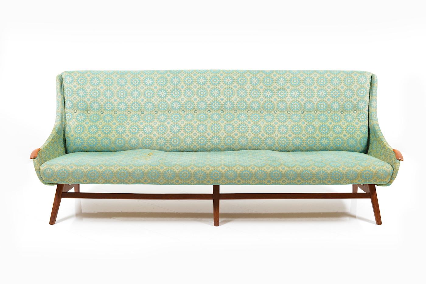 Einzigartiges viersitziges Sofa des dänischen Designers und Möbelherstellers Svend Skipper. Dieser Prototyp ist nie in Serie gegangen und stammt aus dem Privathaus des Designers. Entworfen und hergestellt in den frühen 1950er Jahren. Rahmen und