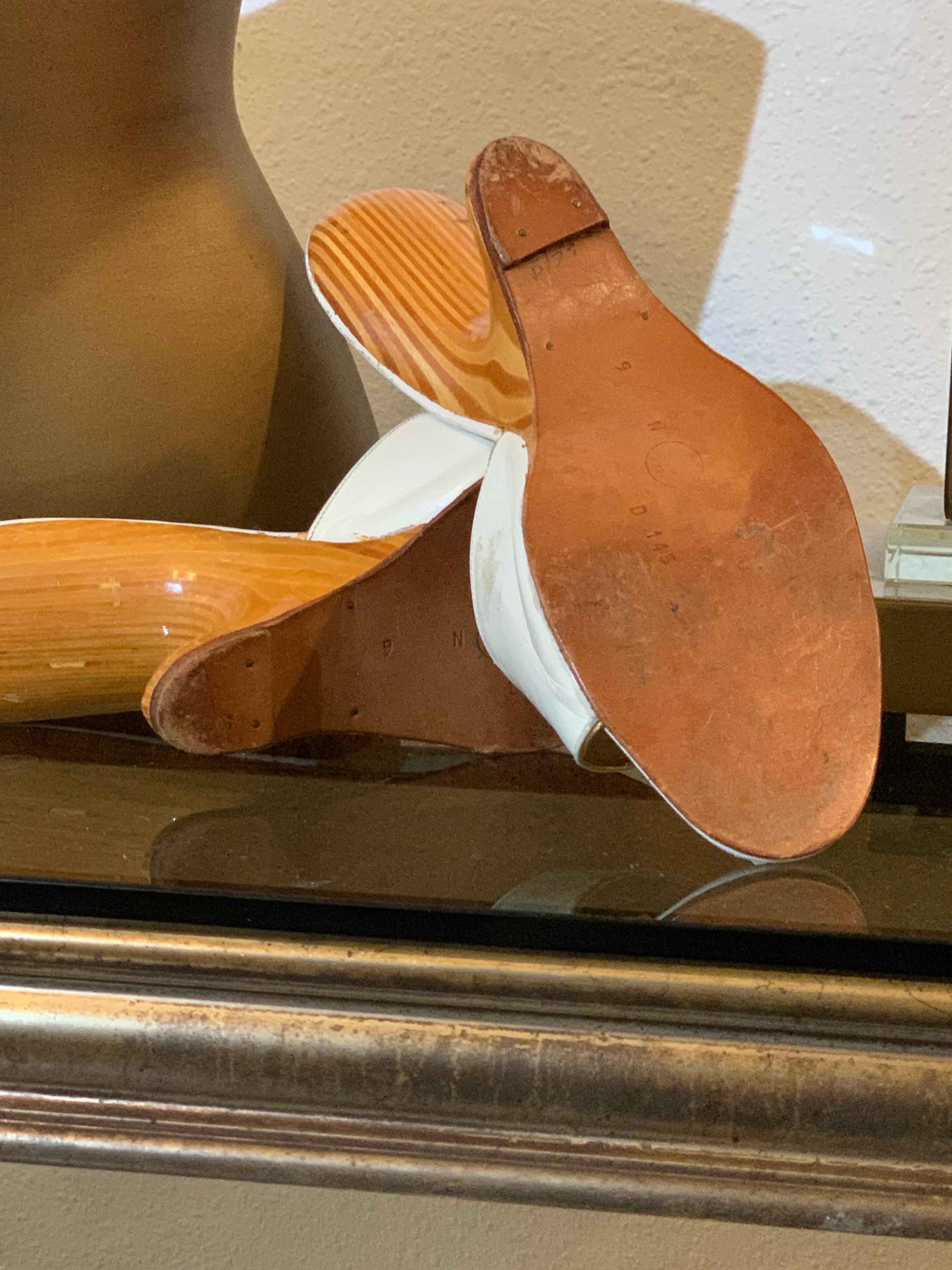 1950s Punchinello Scivoli in pelle bianca con tacco in legno scolpito a sbalzo in vendita 5