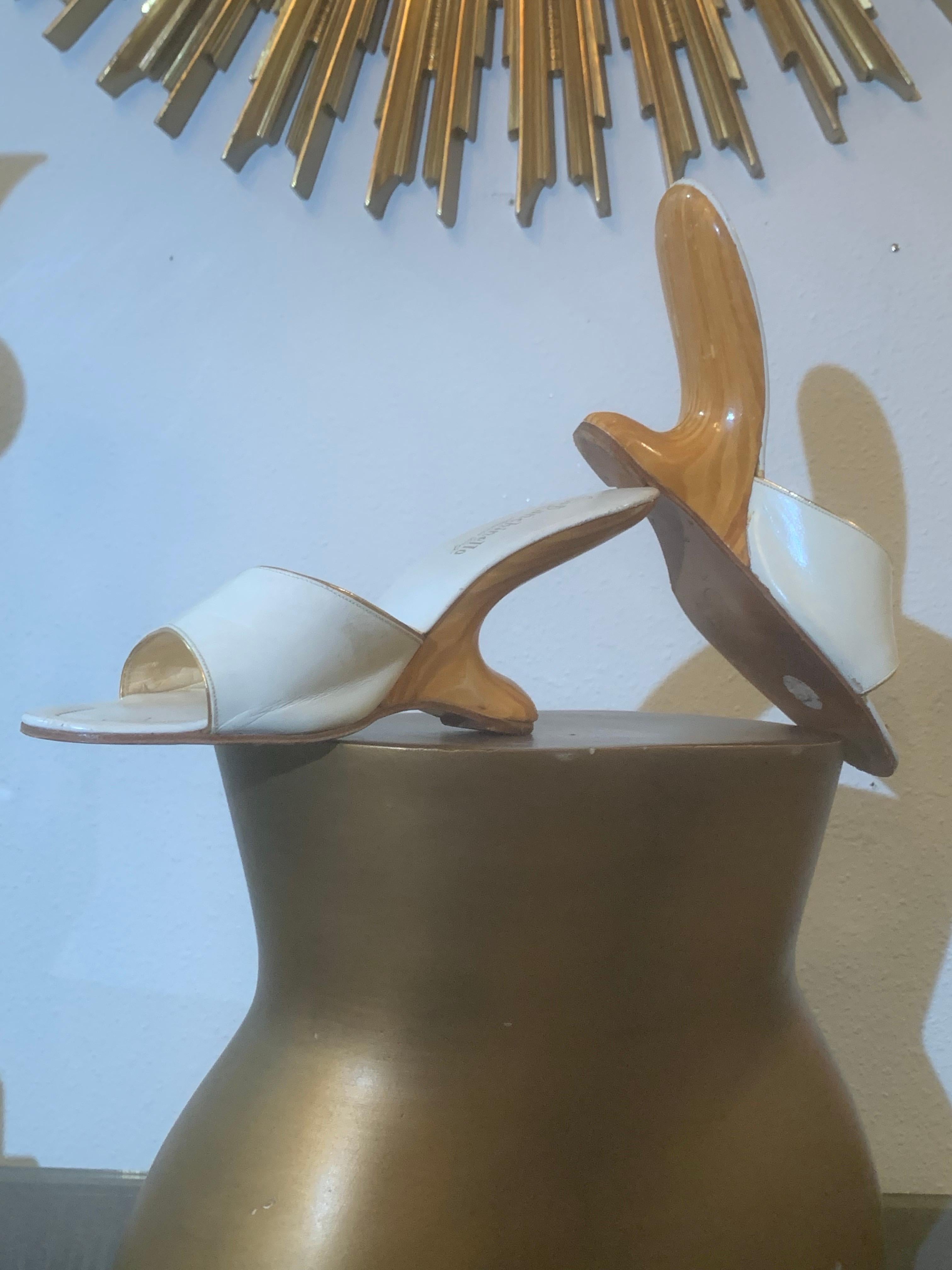 1950s Punchinello Scivoli in pelle bianca con tacco in legno scolpito a sbalzo in vendita 6