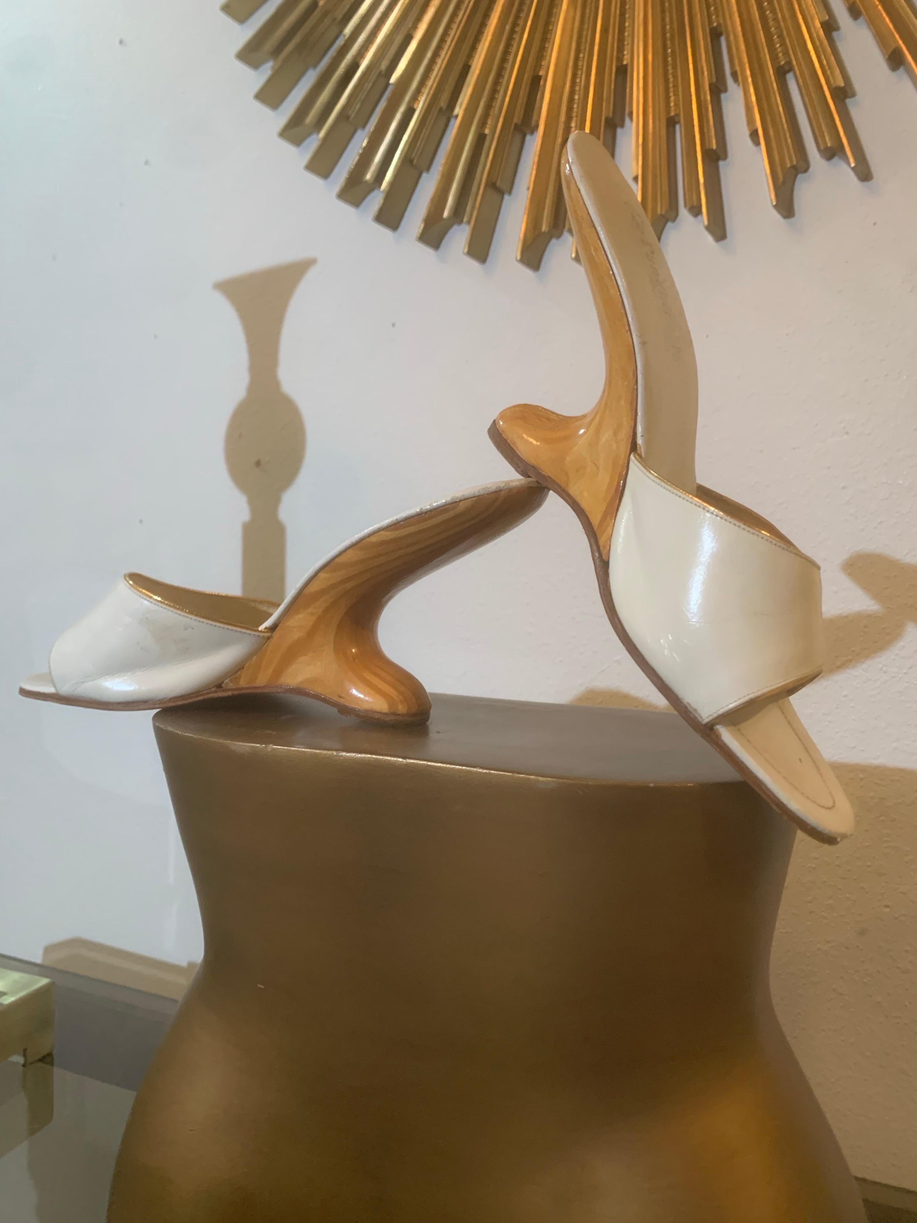 1950 Punchinello Scivoli in pelle bianca con tacco in legno scolpito a sbalzo:  Una scarpa estiva super intelligente made in Italy. La solida piattaforma e la suola della scarpa sono scolpite con strati di legno incollato lucidati e smerigliati