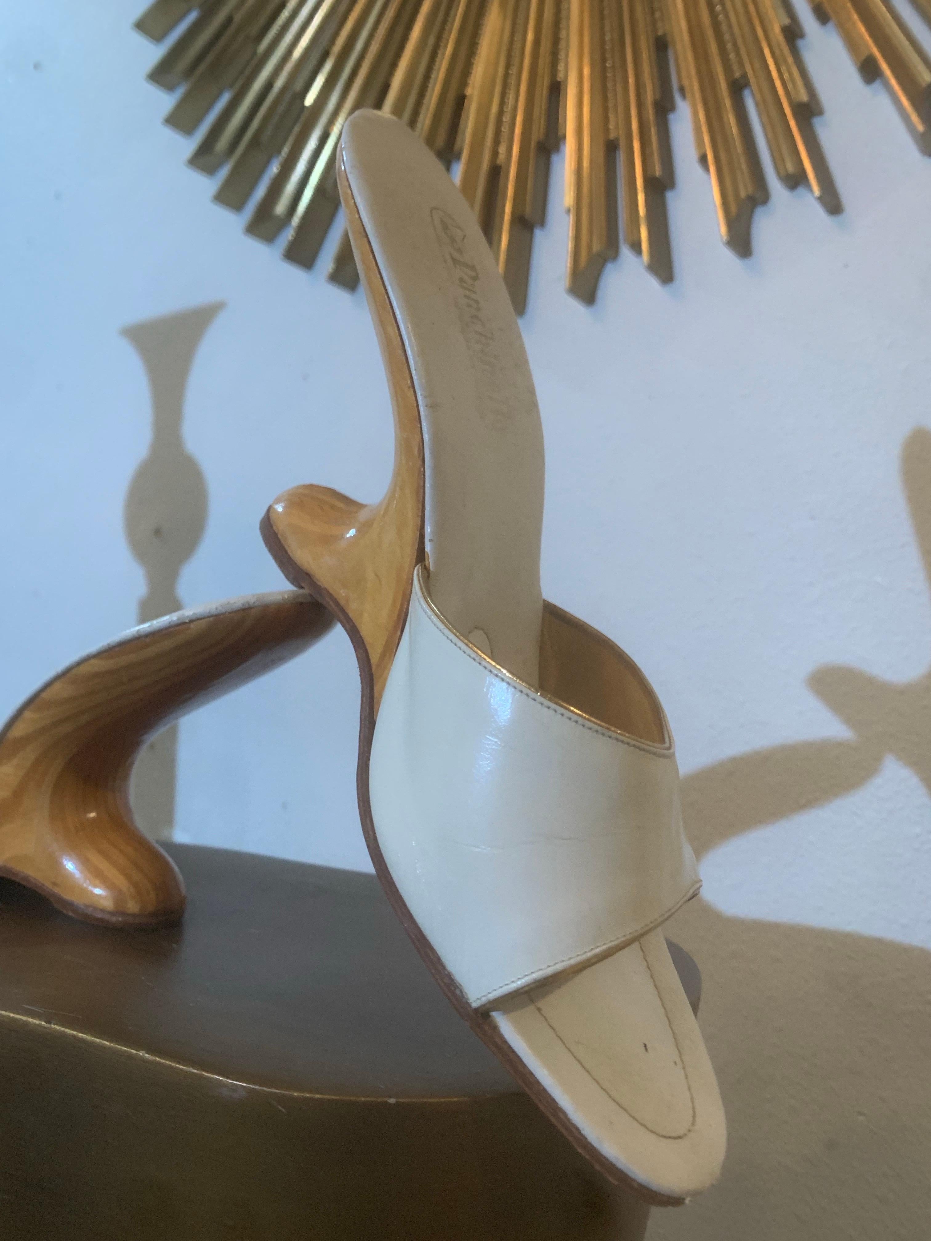 Marrone 1950s Punchinello Scivoli in pelle bianca con tacco in legno scolpito a sbalzo in vendita