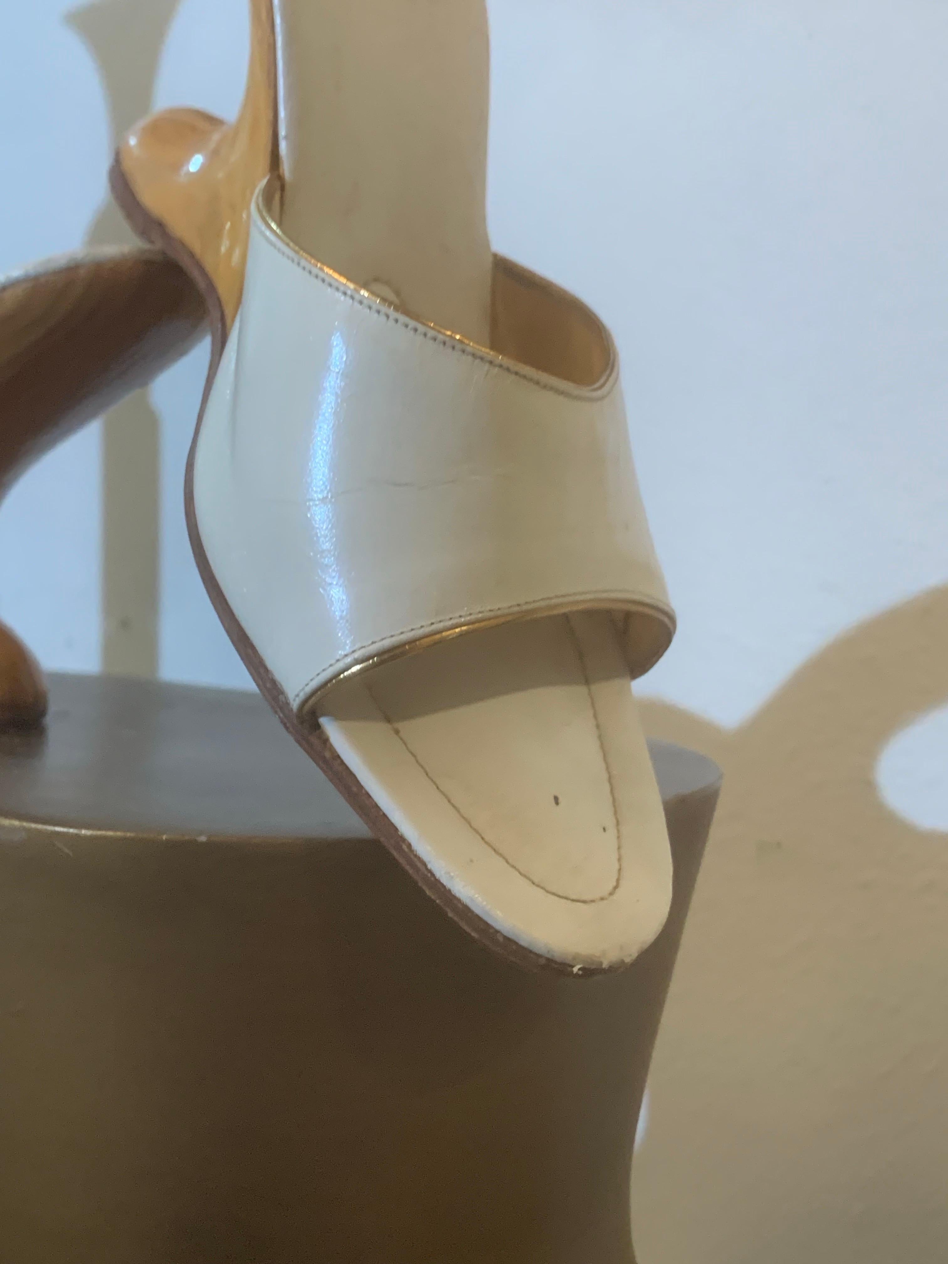 Donna 1950s Punchinello Scivoli in pelle bianca con tacco in legno scolpito a sbalzo in vendita