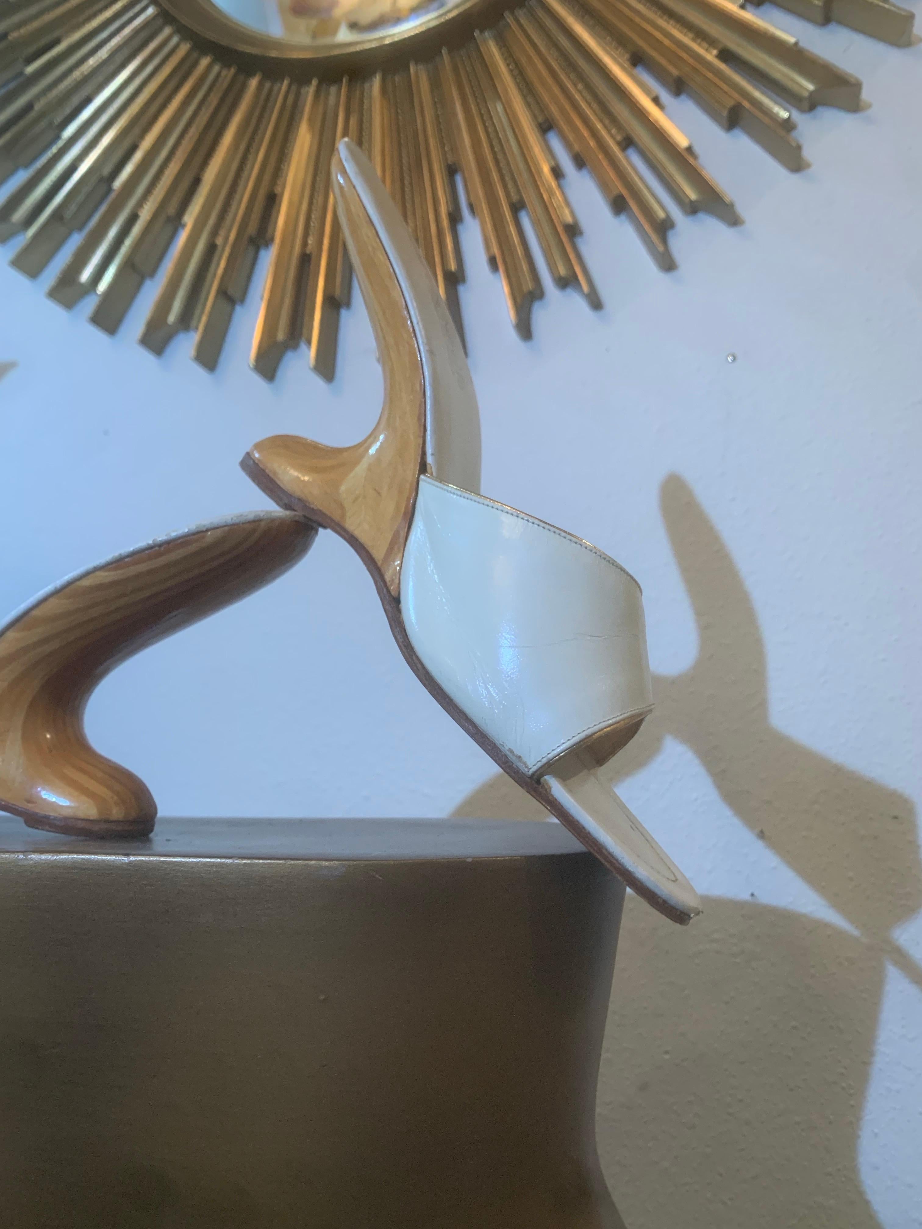 1950s Punchinello Scivoli in pelle bianca con tacco in legno scolpito a sbalzo in vendita 1