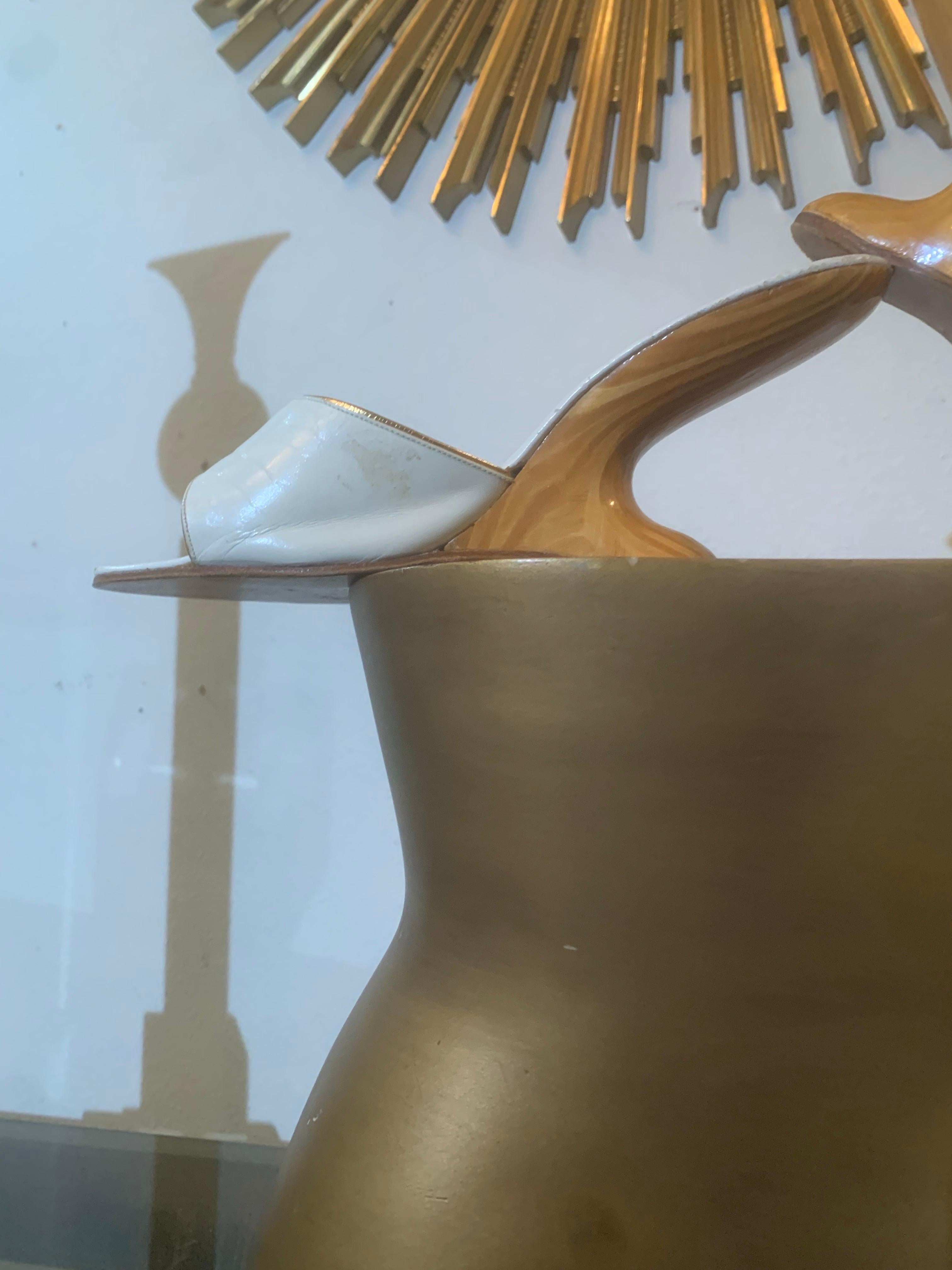 1950s Punchinello Scivoli in pelle bianca con tacco in legno scolpito a sbalzo in vendita 2
