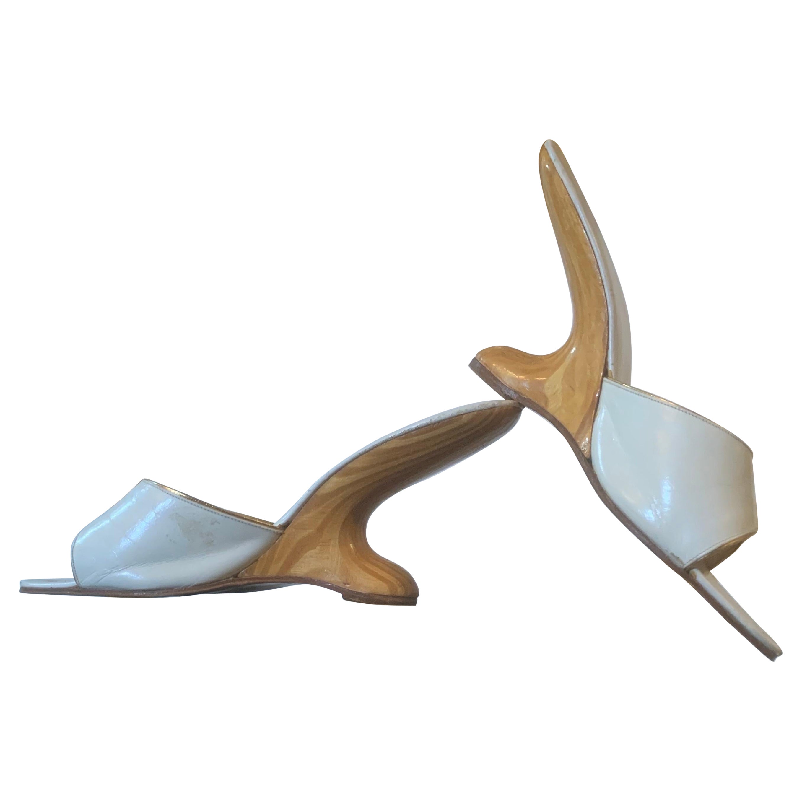 1950s Punchinello White Leather Slides w Sculpted Cantilever Wooden Heel en vente