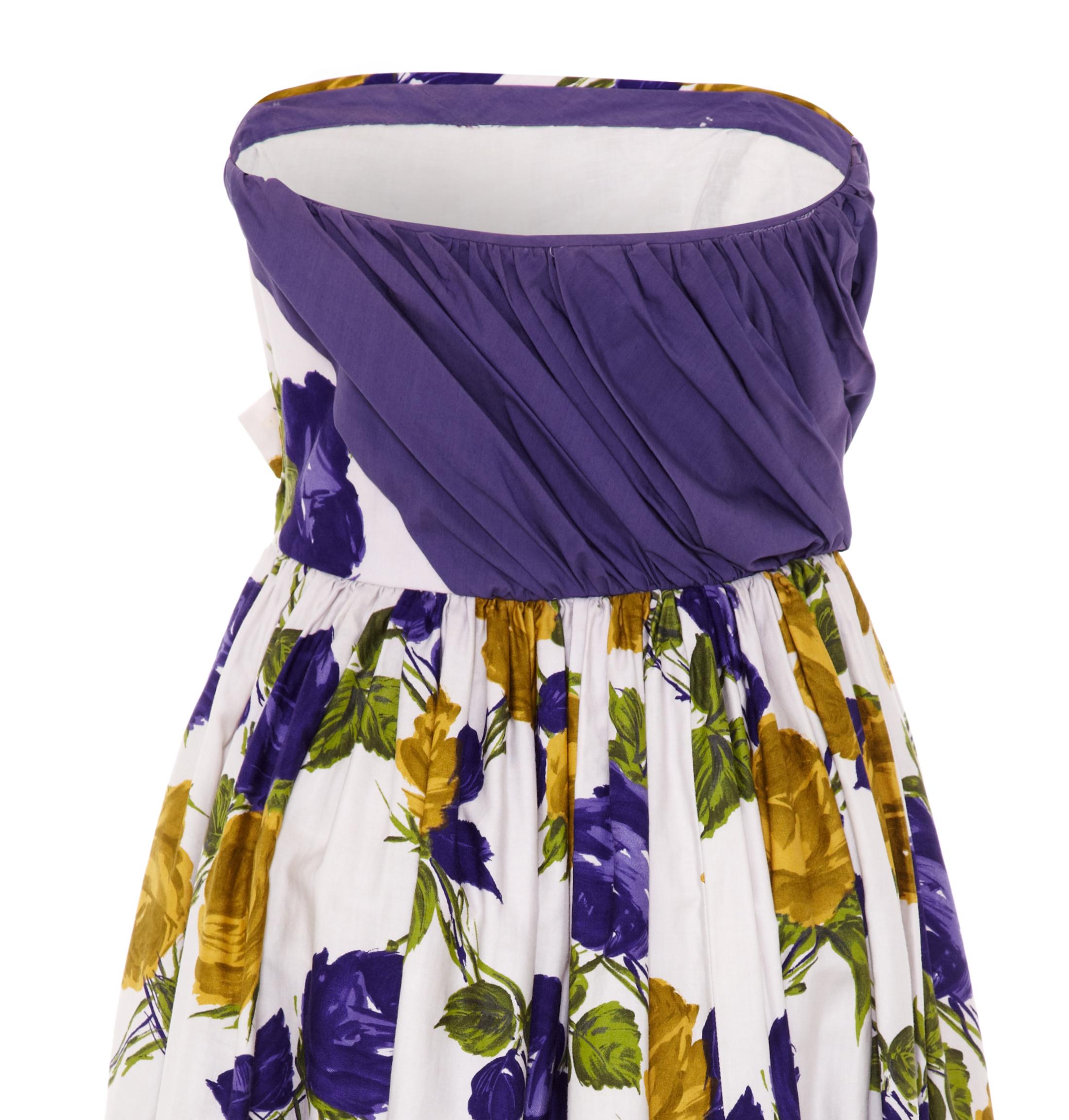 Trägerloses Baumwollkleid mit lila und gelbem Rosendruck aus den 1950er Jahren im Zustand „Hervorragend“ im Angebot in London, GB