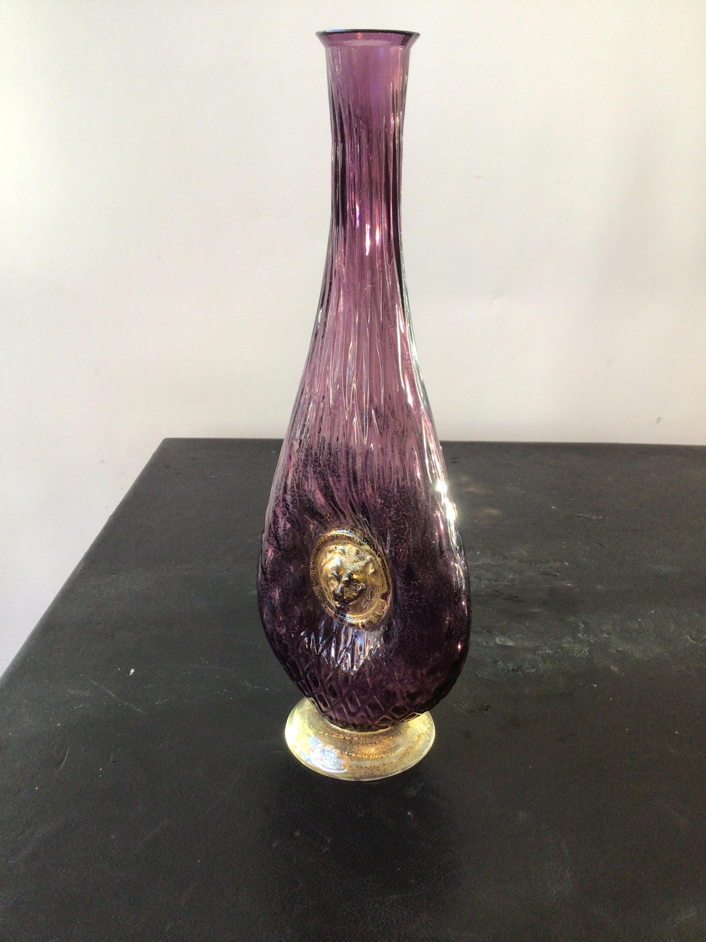 Vase en verre violet de Murano des années 1950 avec tête de lion.