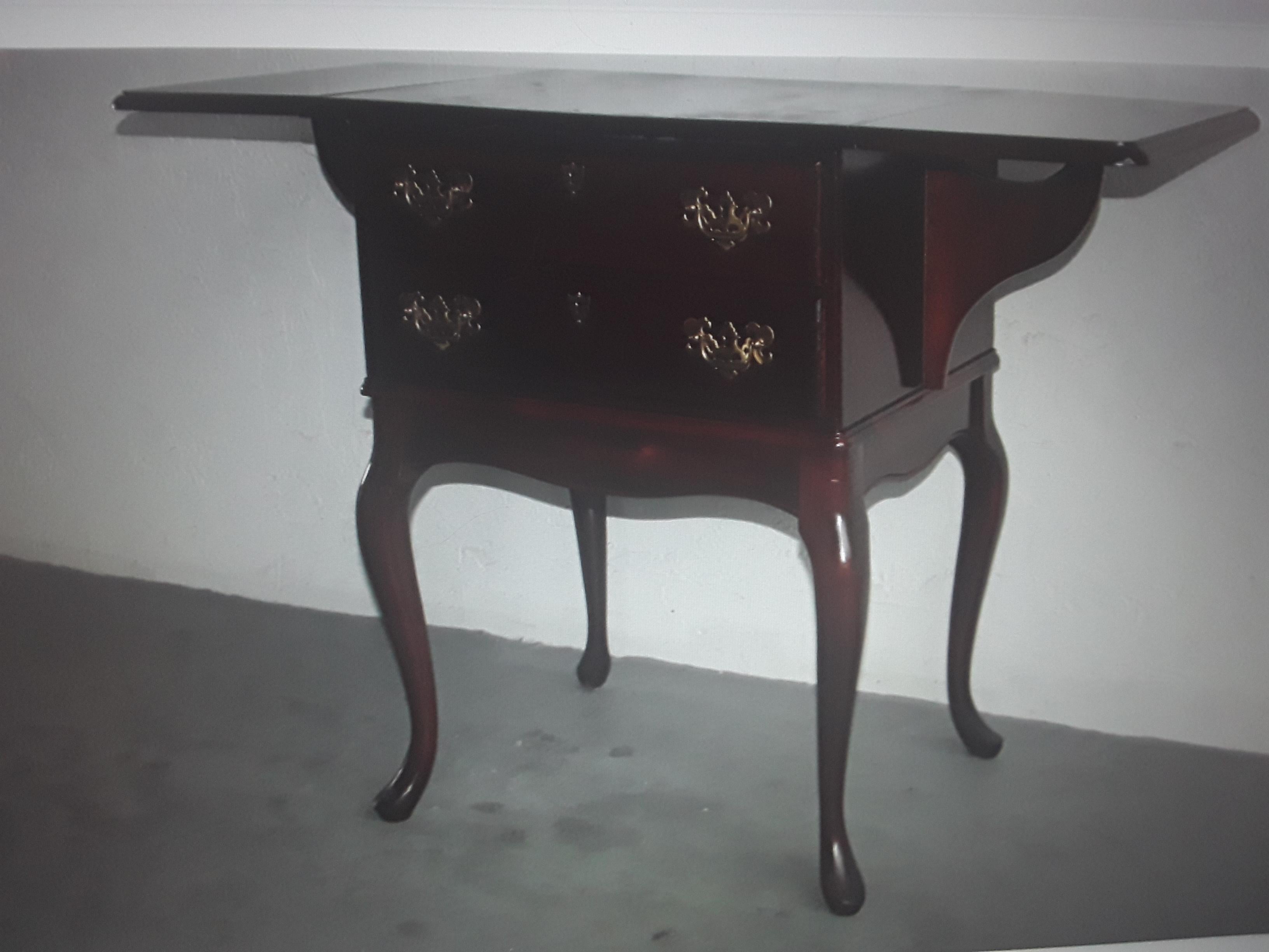 1950's Queen Anne style Lowboy Table with Extending Sides For Sale 4