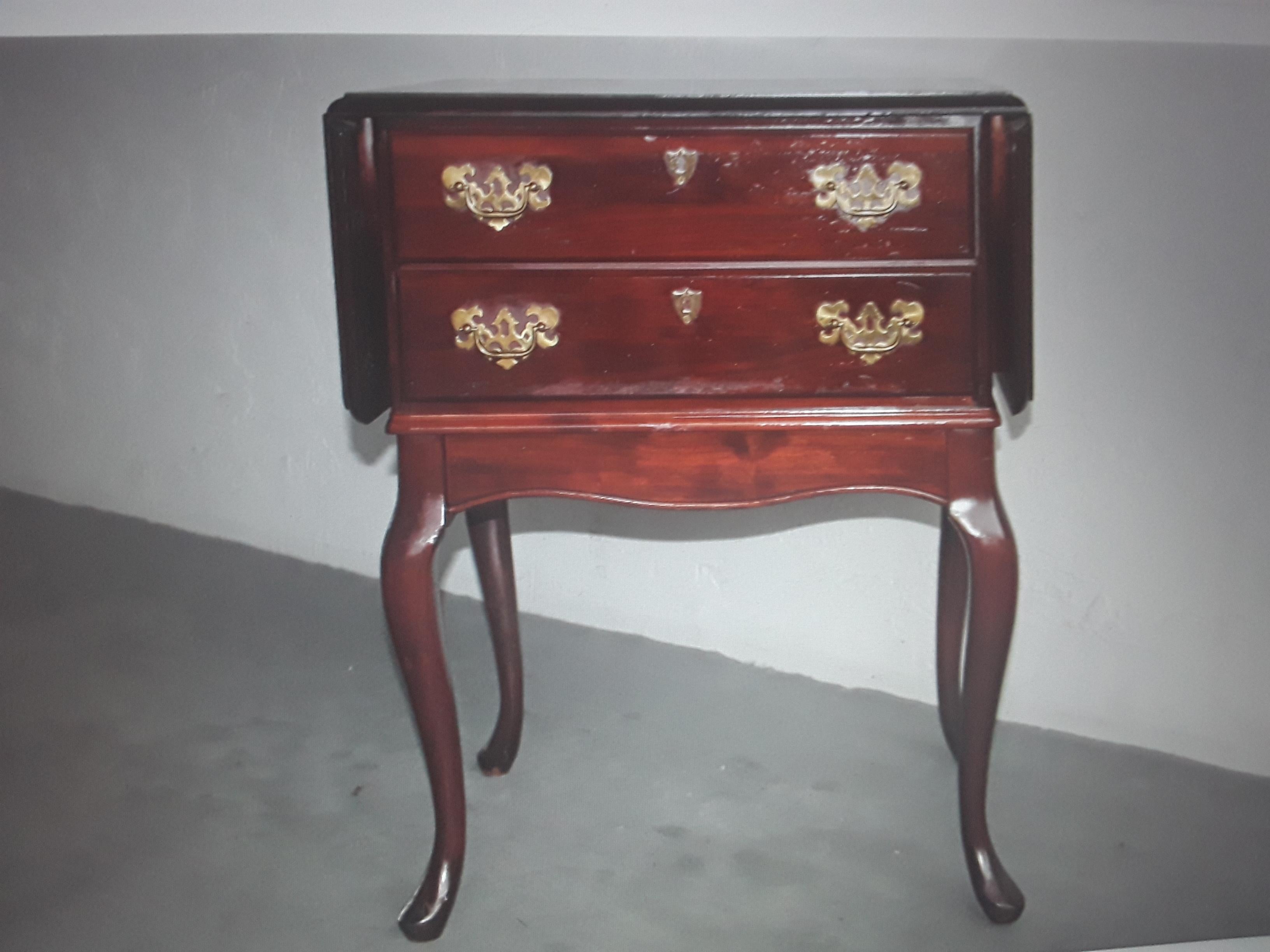 1950's Queen Anne style Lowboy Table with Extending Sides For Sale 5