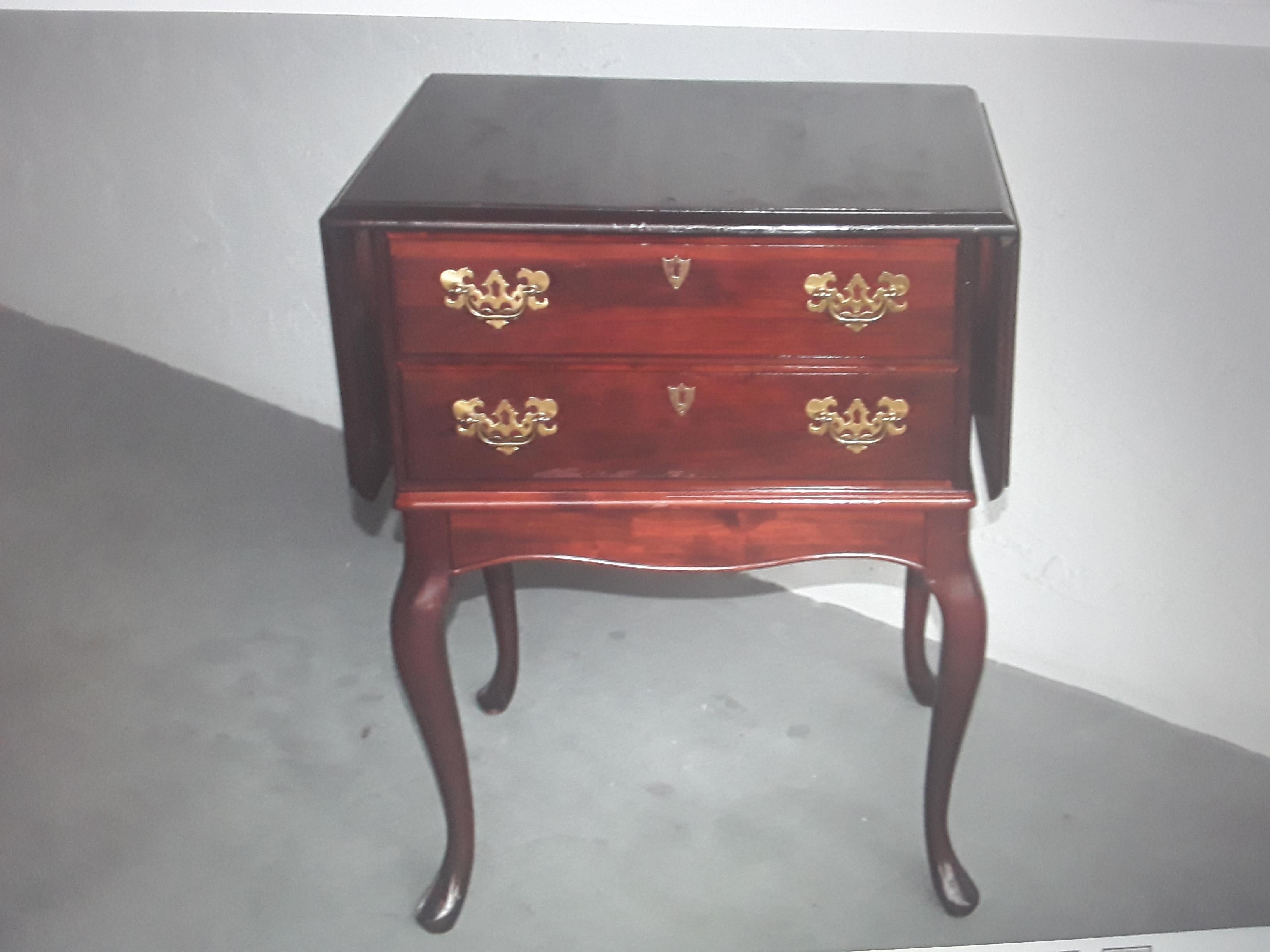 1950's Queen Anne style Lowboy Table with Extending Sides For Sale 6