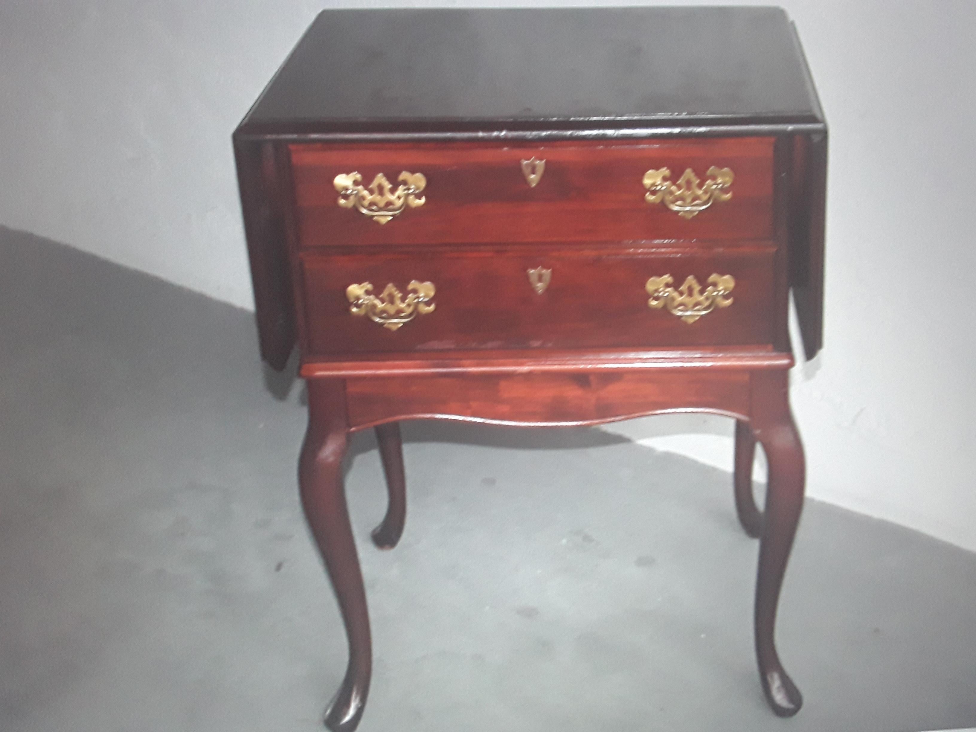 1950's Queen Anne style Lowboy Table with Extending Sides For Sale 7