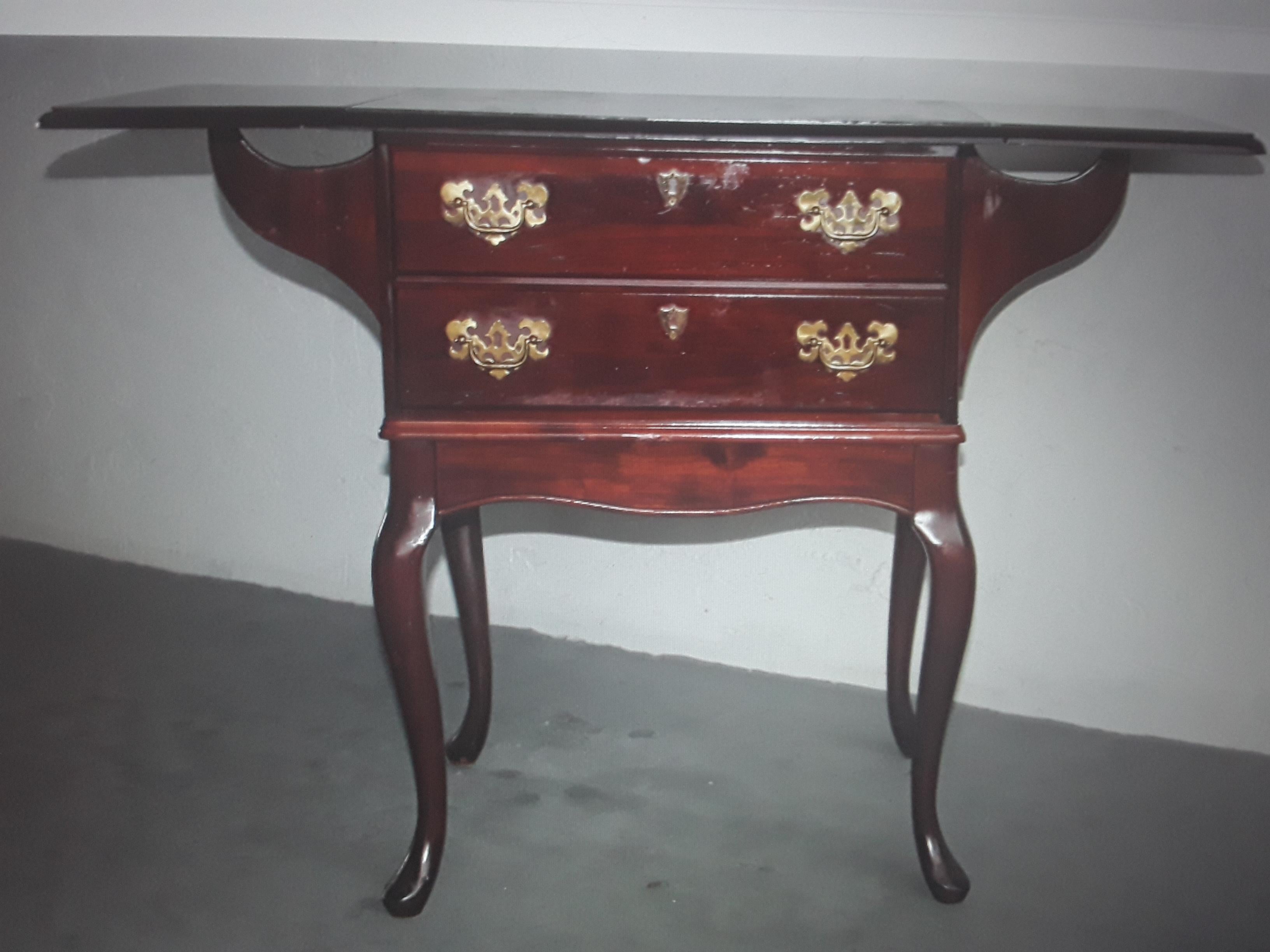 1950's Queen Anne style Lowboy Table with Extending Sides In Good Condition For Sale In Opa Locka, FL