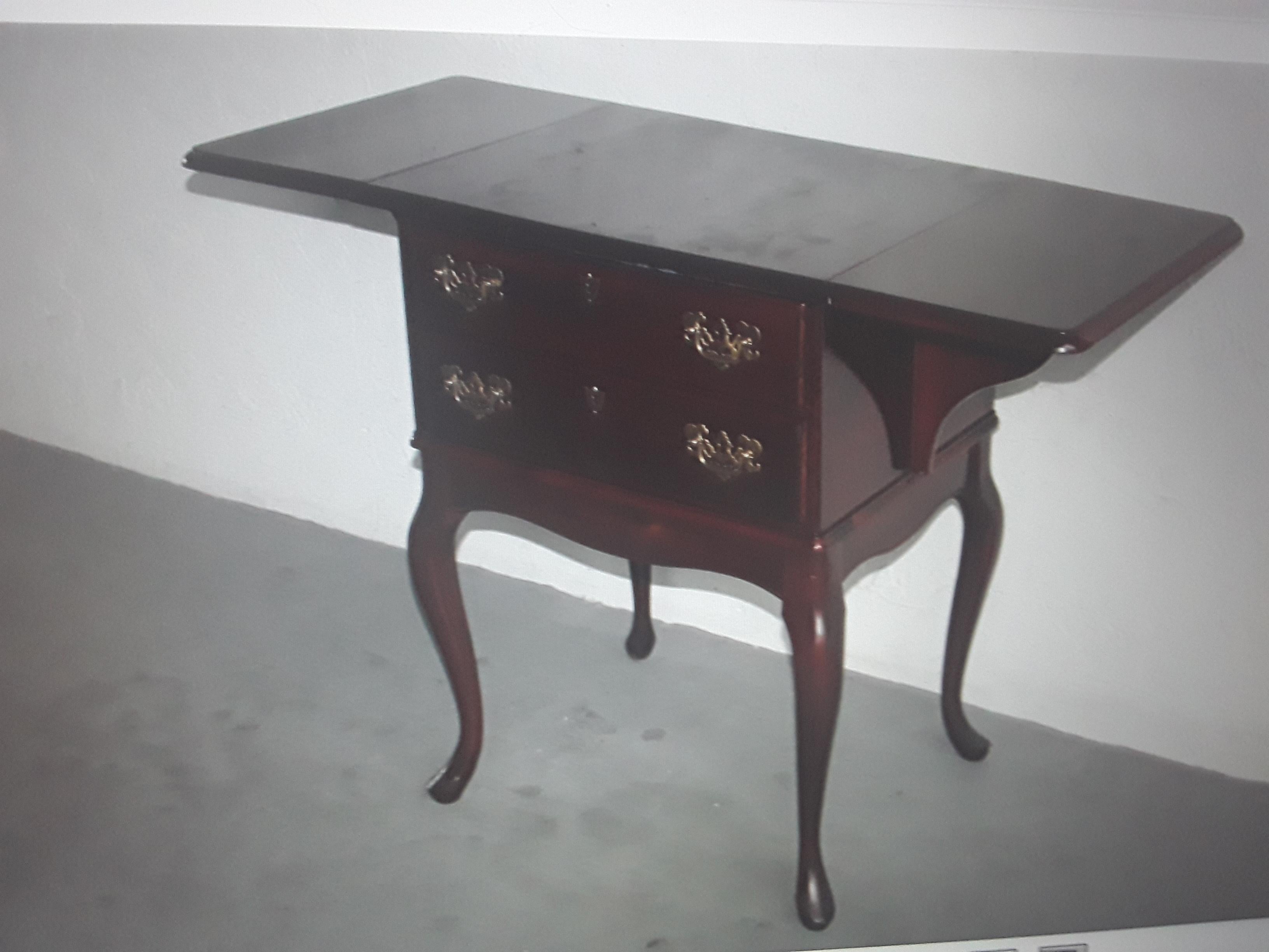 1950's Queen Anne style Lowboy Table with Extending Sides For Sale 2