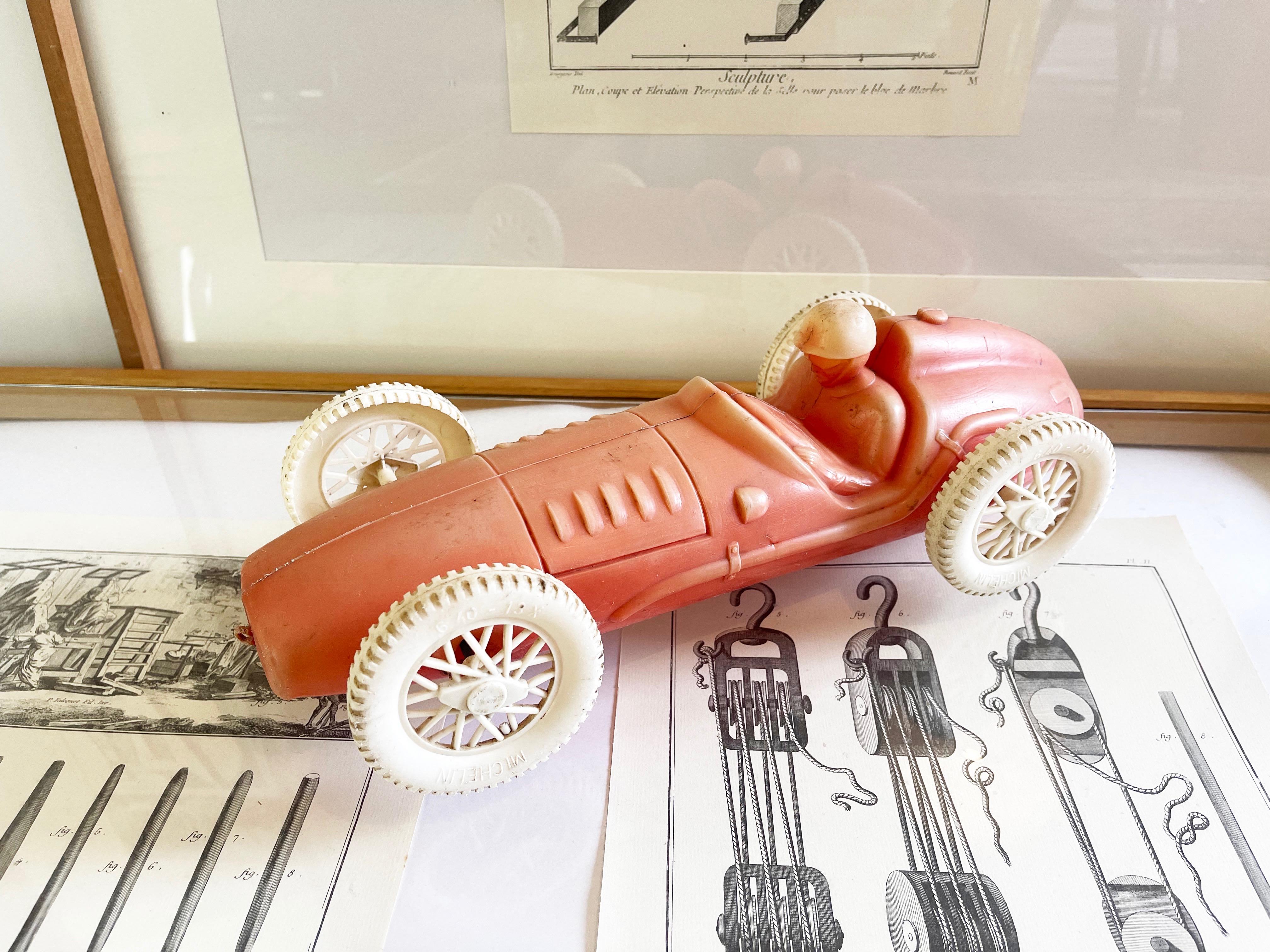Jouet ou modèle classique pour enfants datant du milieu du 20e siècle, fabriqué par les fabricants de jouets allemands Geobra.
Le modèle bien joué est façonné d'après la voiture de course classique Ferrari 500 de 1952, créée par Aurelio