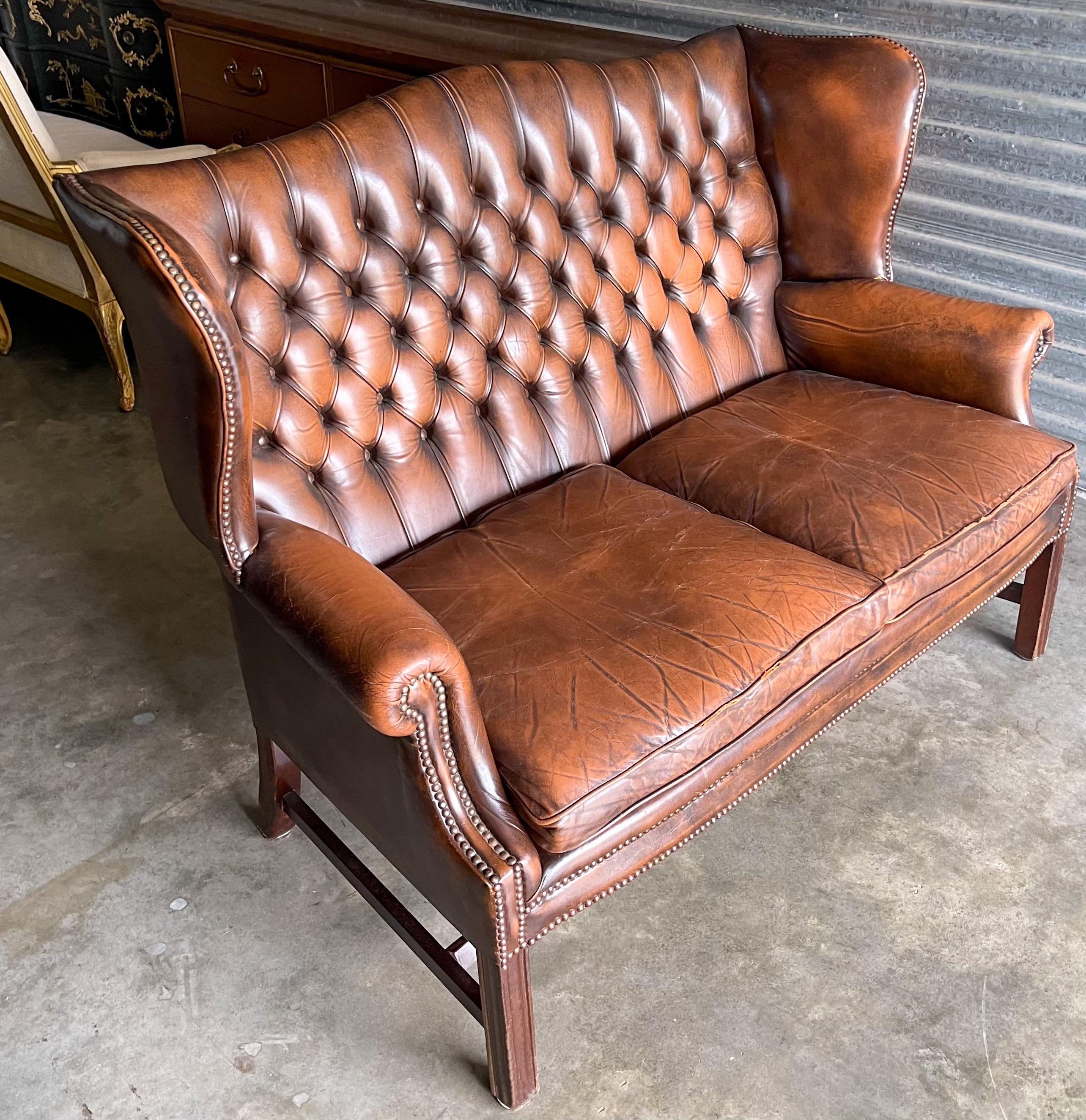 1950s Ralph Lauren Style English Tufted Leather Chesterfield Settee / Sofa In Good Condition In Kennesaw, GA