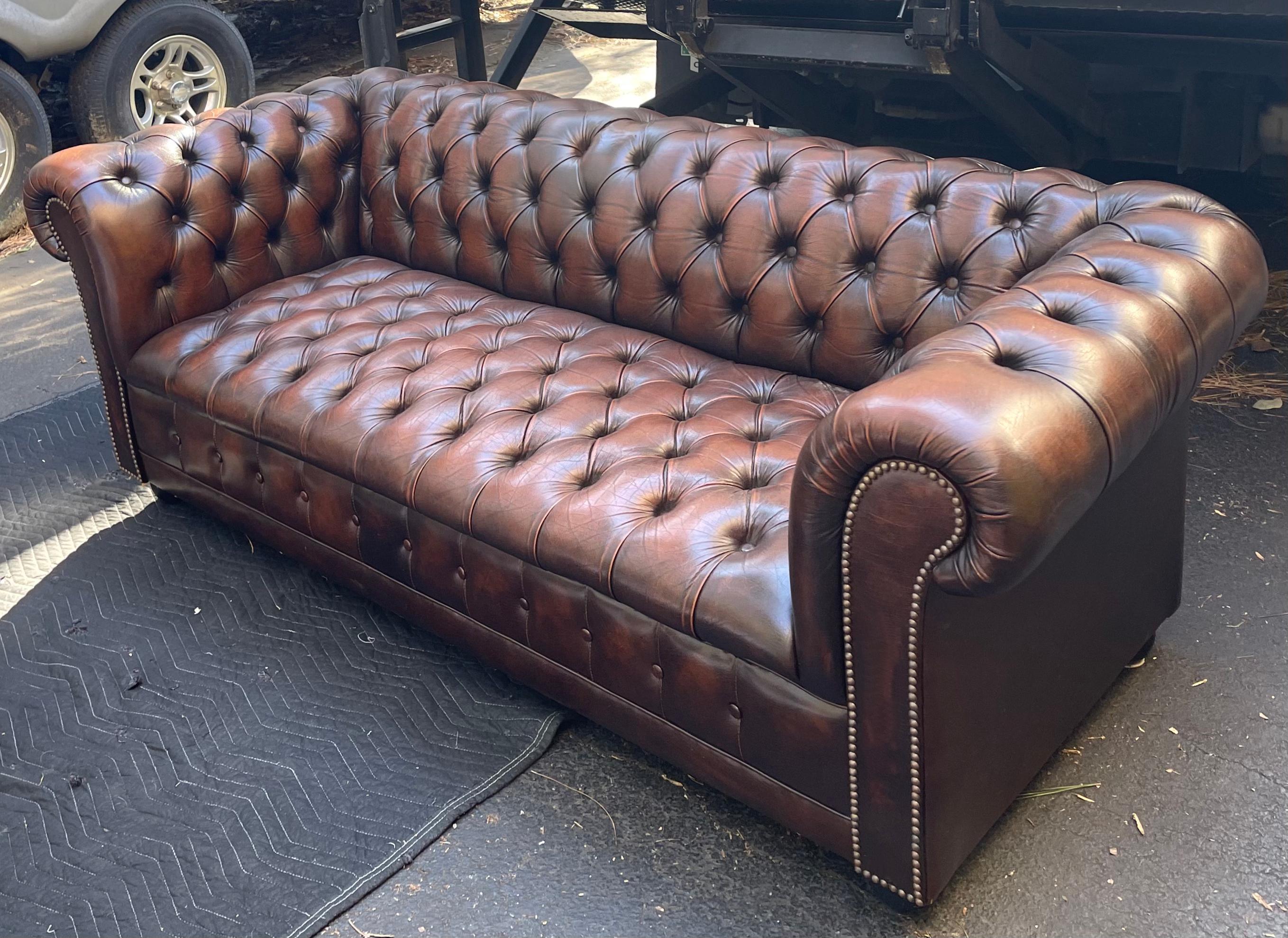 1950s Ralph Lauren Style English Tufted Leather Chesterfield Sofa In Good Condition In Kennesaw, GA