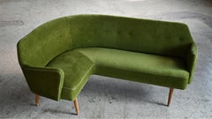 Rare canapé d'angle danois des années 1950 reposant sur des pieds en hêtre et un tissu en mohair vert