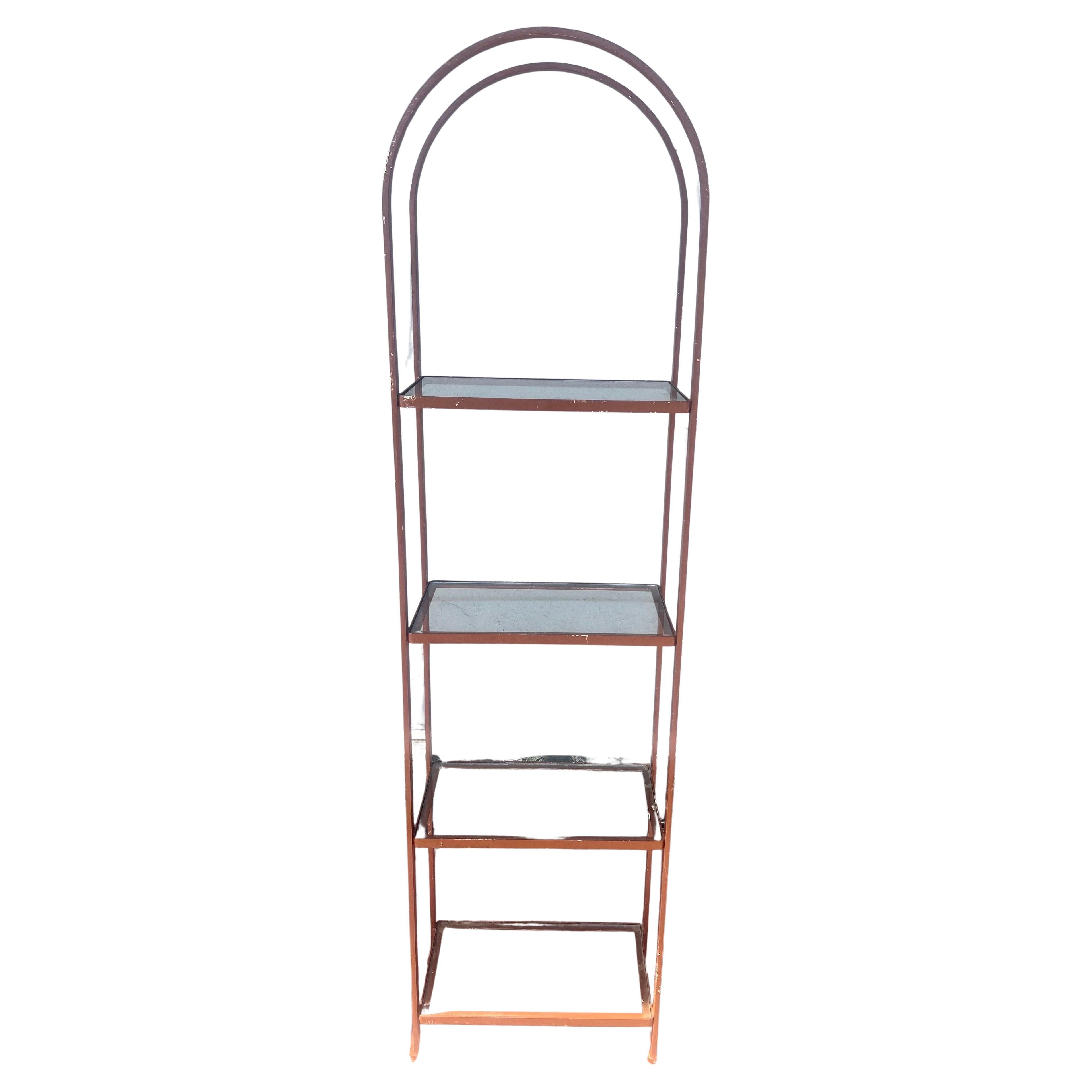 eine sehr seltene kleine Etagere um 1950 von Thinline aus Santa Ana, Kalifornien  solide Eisen in einem braunen patiniert beenden, haben wir die ursprüngliche Oberfläche links, aber sieht aus wie es war weiß an einem Punkt leicht zu den Farben Ihrer