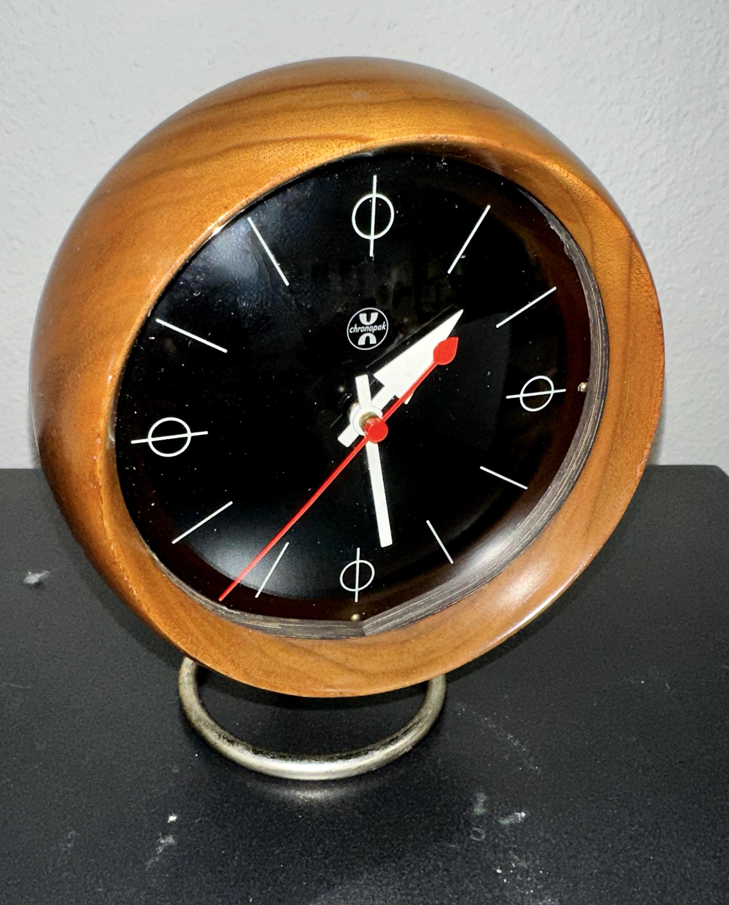 Ein wunderbares Beispiel für ein Design aus der Mitte des Jahrhunderts von George Nelson für die Howard Miller Clock Company, diese Chronopak Modell 4765A Uhr ist in schönem Zustand und läuft gut und hält die Zeit. Auf der Rückseite befindet sich