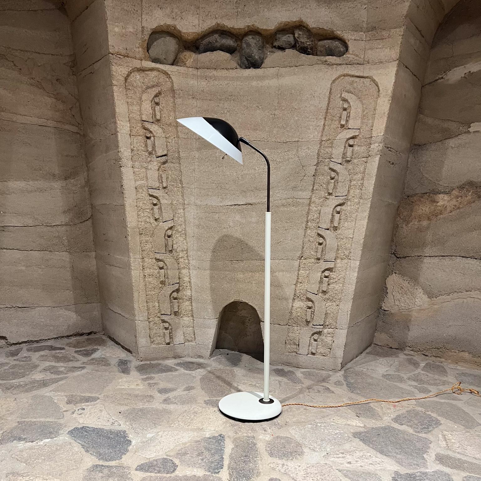 AMBIANIC présente
1950s Rare Gerald Thurston for Lightolier Adjustable Reading Floor Lamp
54 h x 14,5 l 21,5 p
Etat original d'occasion.
Reportez-vous aux images fournies.
Expédition possible
LA OC PS livraison