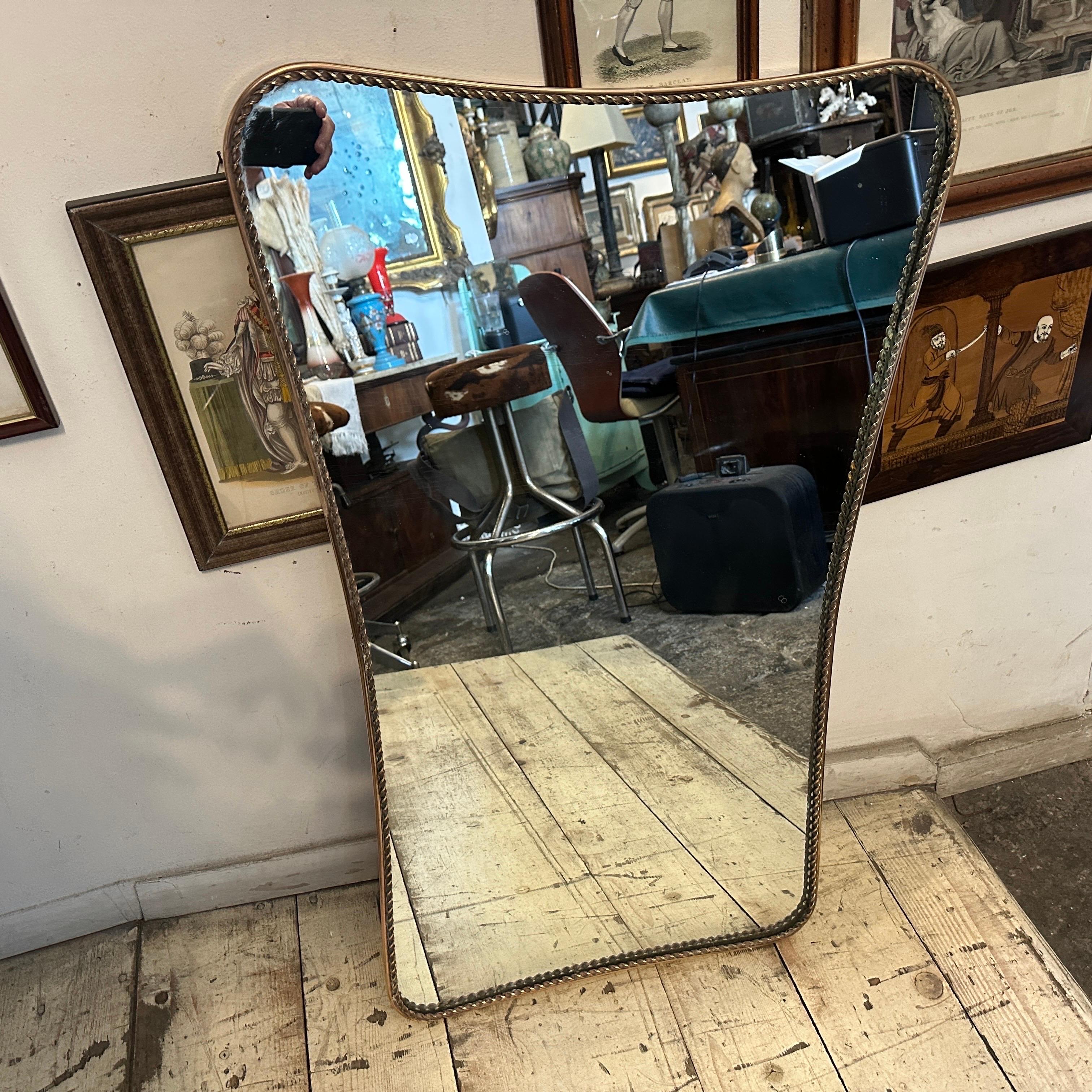 Espejo de pared italiano con forma de biscuit, estilo Gio Ponti, raro, de mediados de siglo 1950 Hecho a mano en venta