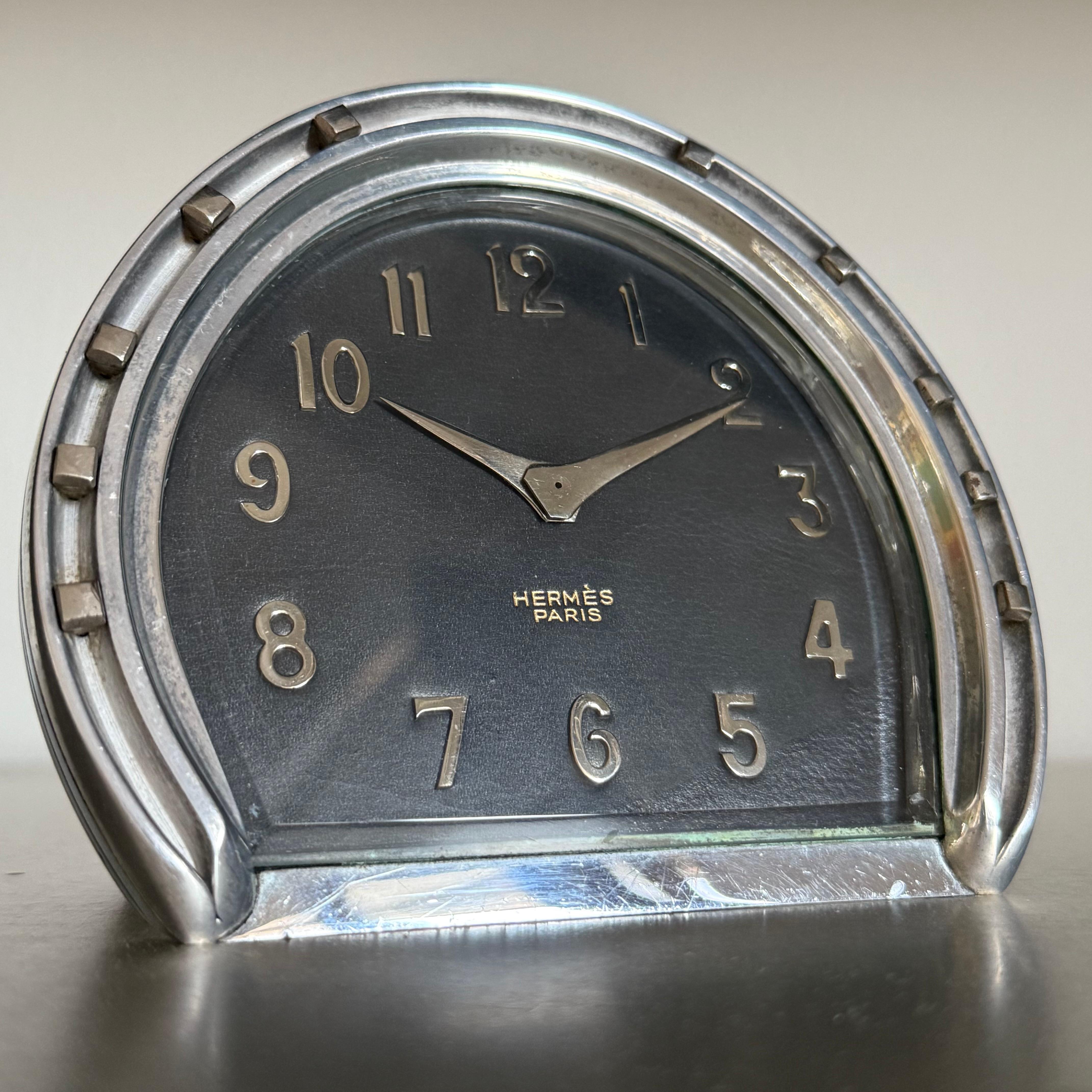 1950s Rare Hermès Horseshoe Desk Clock Leather Dial In Good Condition For Sale In Gazzaniga (BG), IT