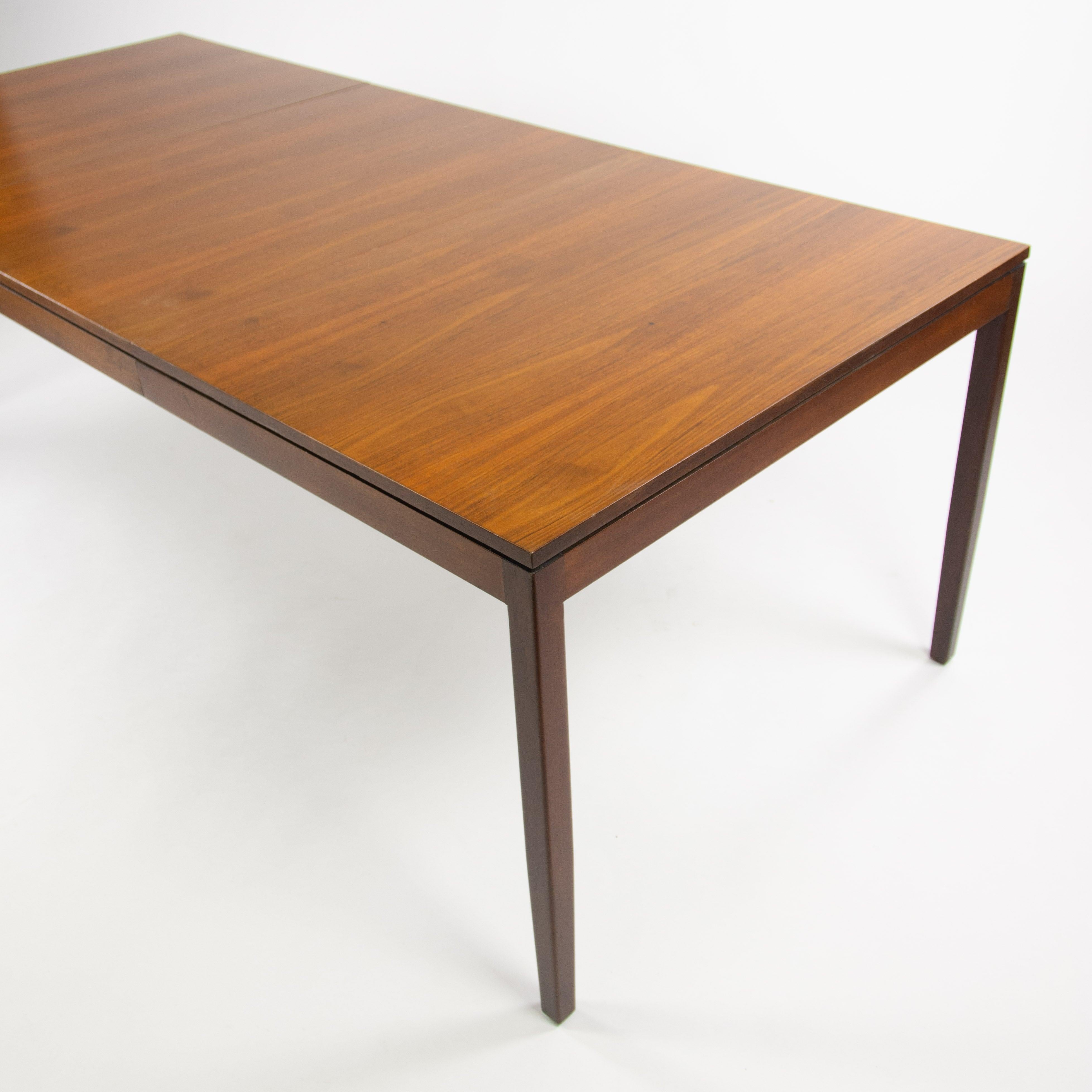 1950 Rare Original Florence Knoll Table de salle à manger en noyer avec feuille 56-84 pouces Bon état à Philadelphia, PA